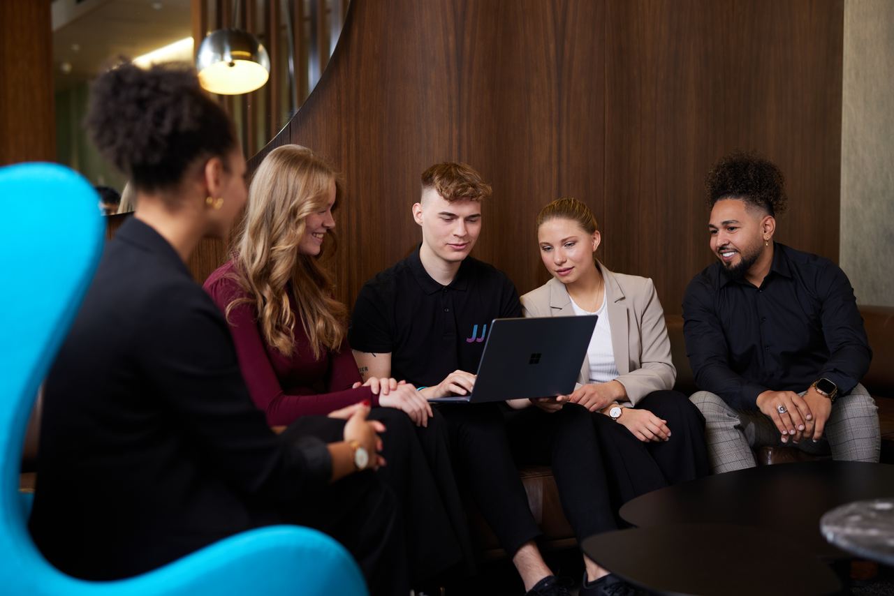 Group of Motel One employees doing e-learnings