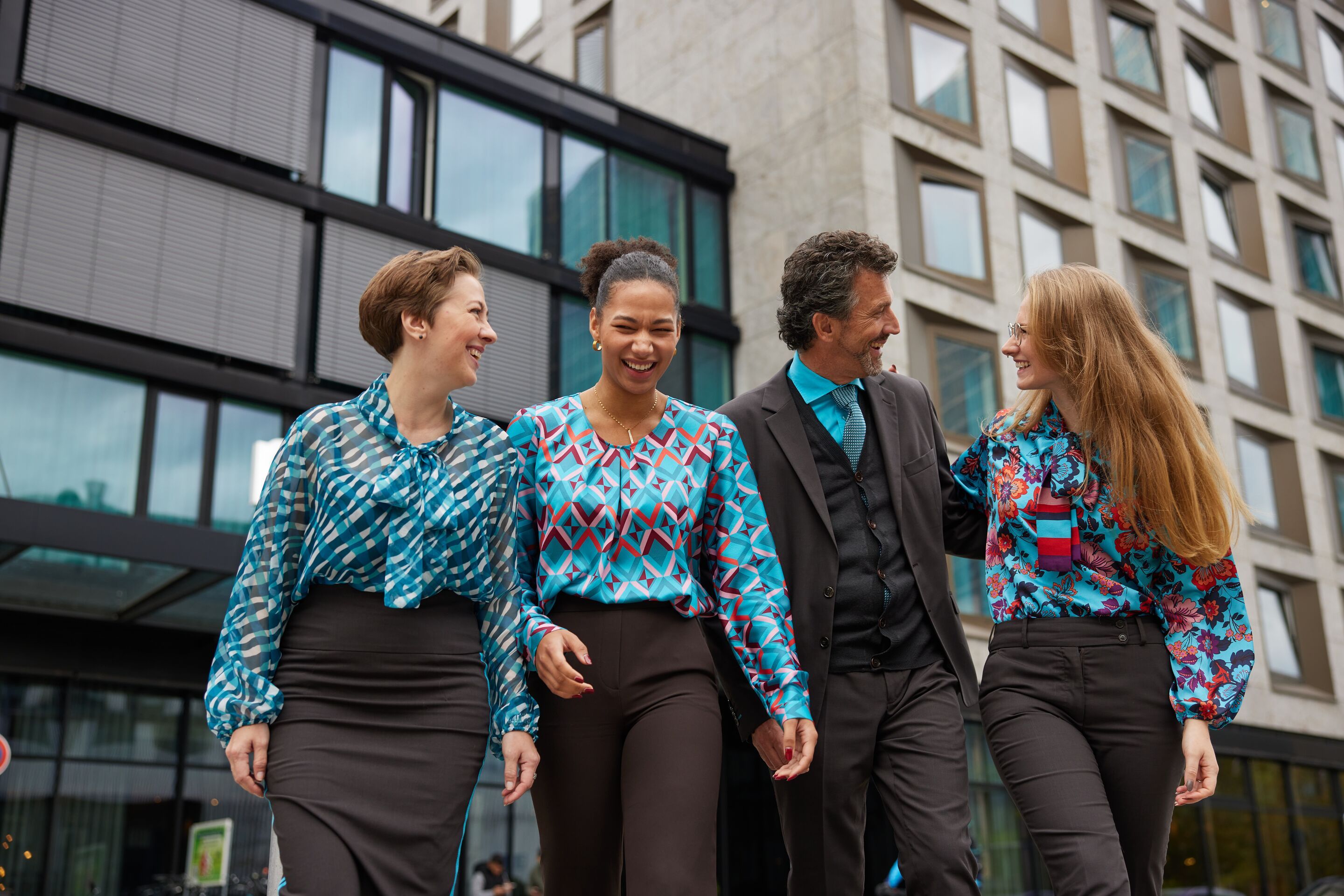 Gruppe von Motel One Mitarbeitenden die miteinander sprechen