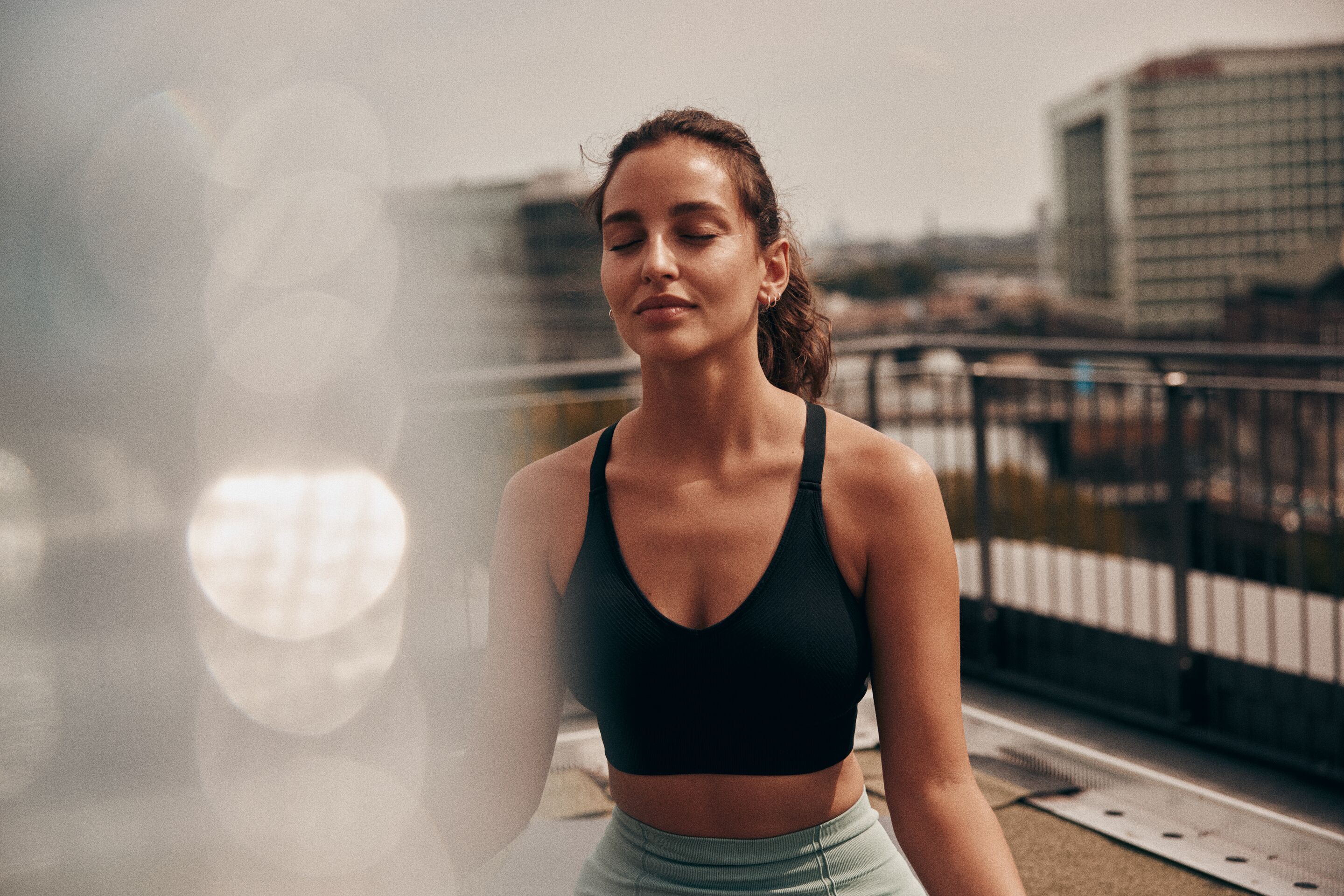 Frau, die Yoga auf Dachterrasse macht