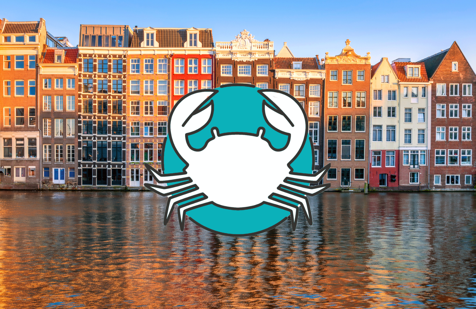 Typische Amsterdamer Giebelhäuser spiegeln sich im ruhigen Wasser eines Kanals bei klarem Himmel und warmem Tageslicht.
