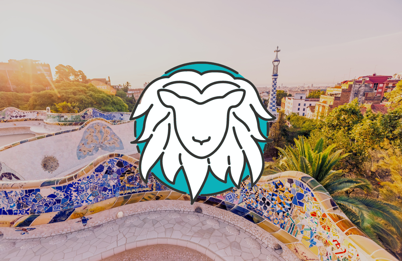 Bunte, wellenförmige Mosaikbänke im Park Güell, Barcelona, mit Panoramablick auf Stadt und grünes Waldgebiet bei Sonnenuntergang.
