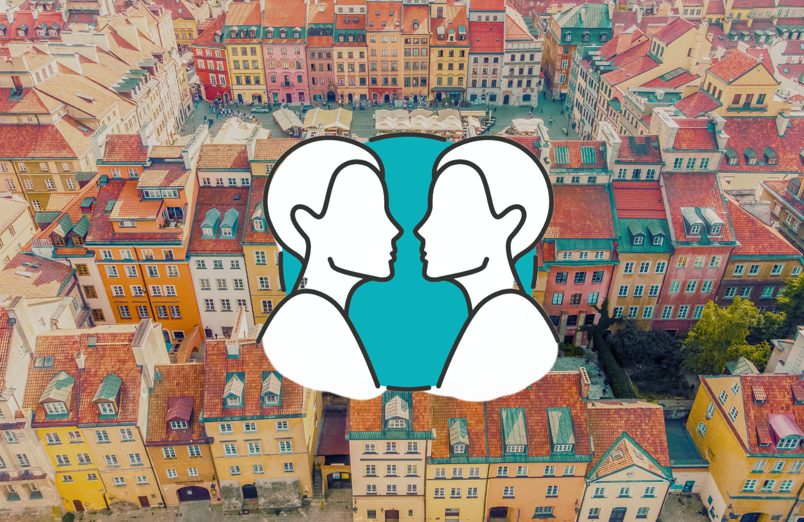 Bunte historische Häuser einer Altstadt mit roten Dächern, aufgenommen aus der Vogelperspektive, symbolisiert durch ein Icon mit zwei gegenüberstehenden Profilen.