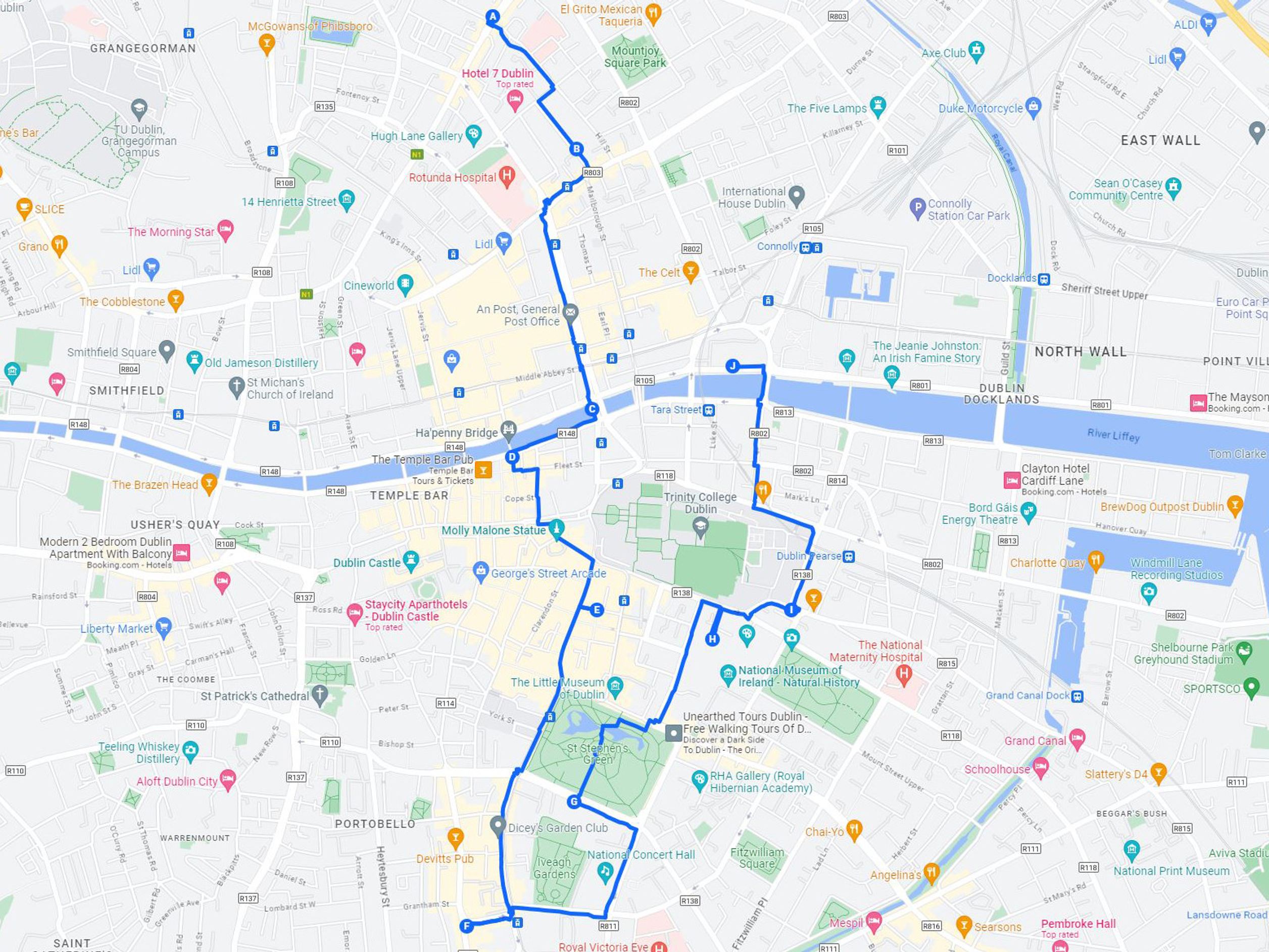 Karte von Dublin mit markierter Route, die Sehenswürdigkeiten und wichtige Orte in der Innenstadt verbindet. Ideal für Touristen, die die Stadt zu Fuß erkunden möchten.
