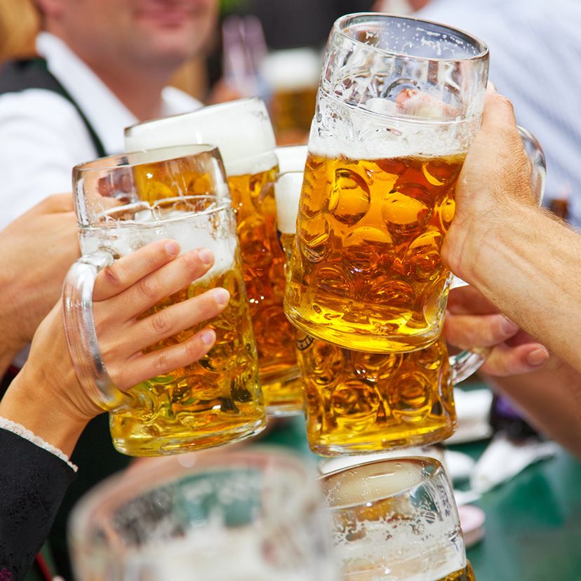 Oktoberfest 2025 in München: Volle Maßkrüge beim Anstoßen