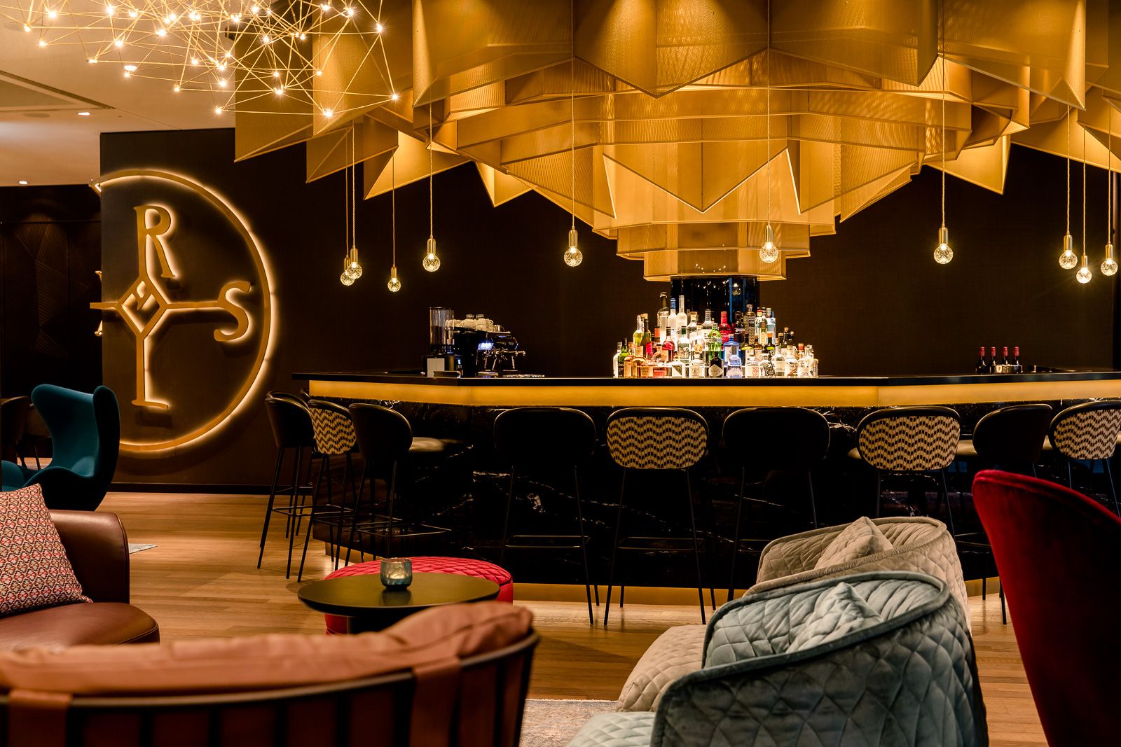 Elegante Motel One Hotelbar mit modernem Ambiente, warmem Licht und stilvollen Sitzgelegenheiten