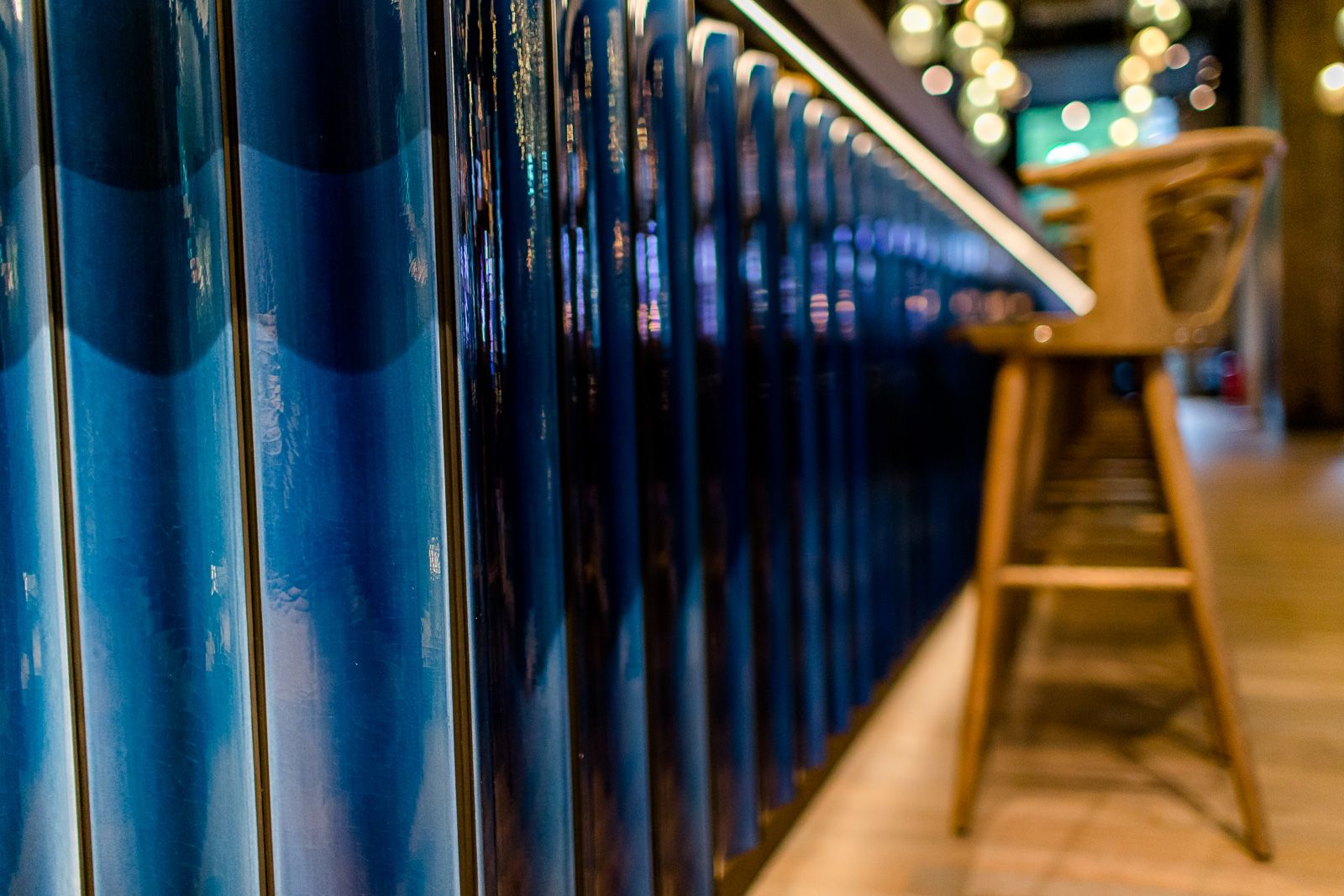 designhotel Hamburg Fleetinsel Motel One close-up bar with dark blue front