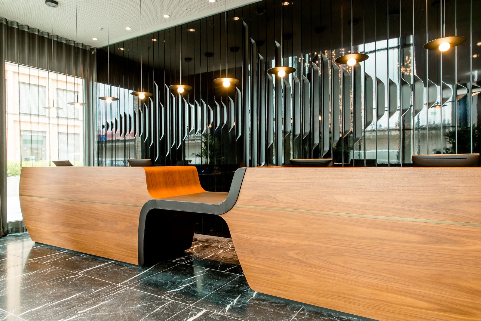 Hotel Köln Messe Motel One lichtdurchflutete Rezeption