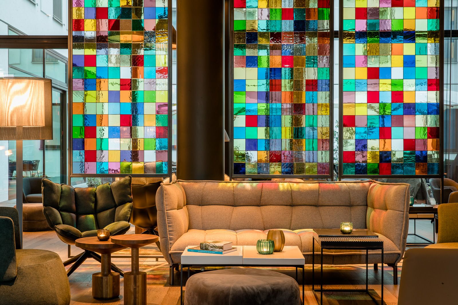 Sofa mit bunt verglastem Fenster Motel One