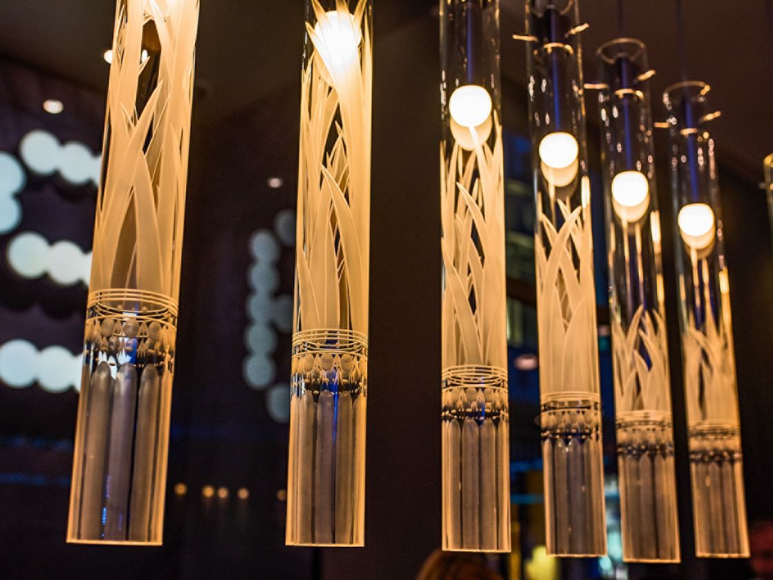 Elegante, zylindrische Deckenleuchten mit detailliertem Muster und warmem Licht