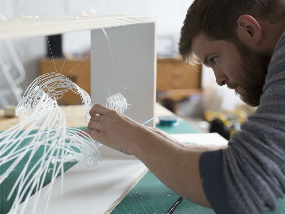 Papierkünstler Andy Singleton beim Arbeiten am Papier Design für Motel One Hotel 