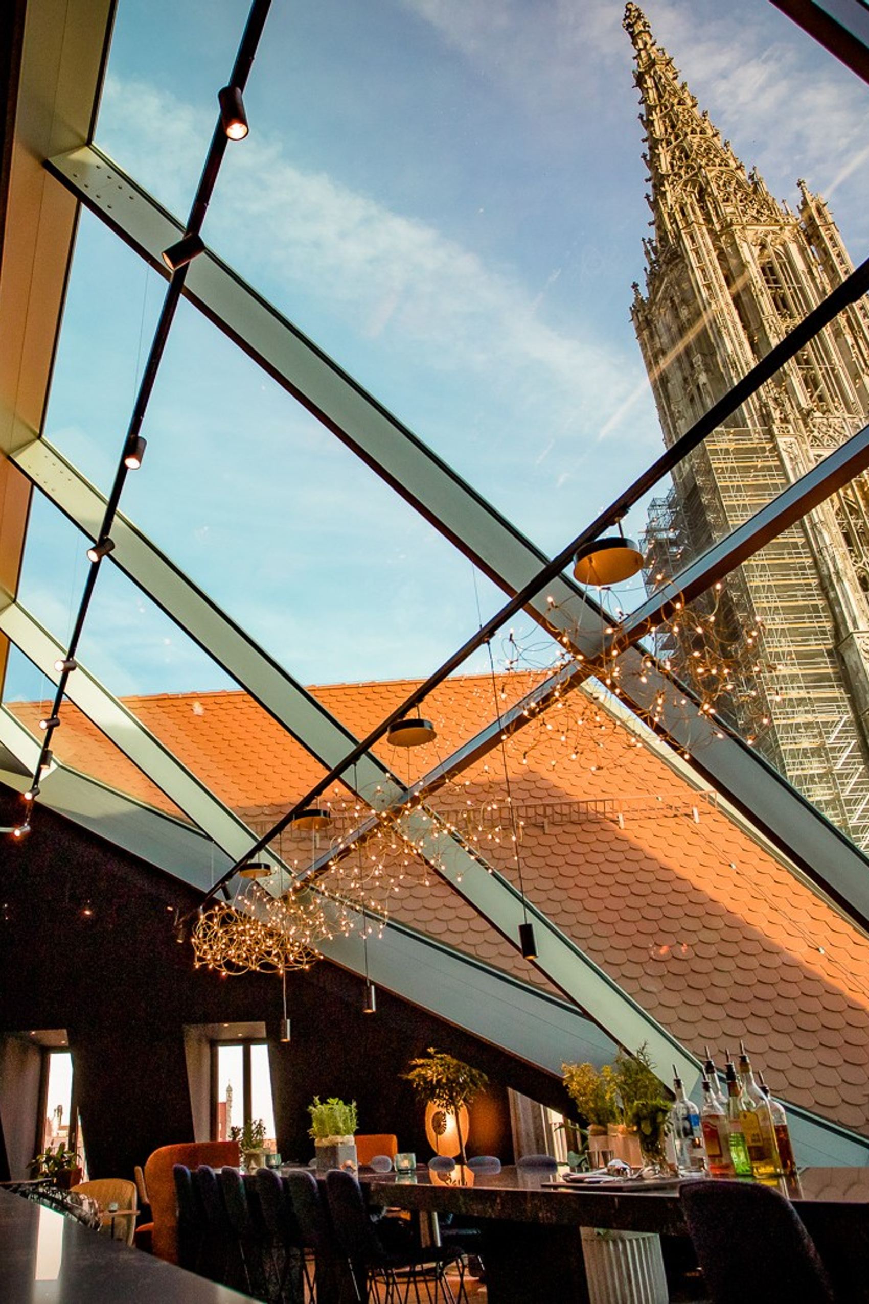 Hotel Ulm Motel One Bar mit Glasdach und Aussicht