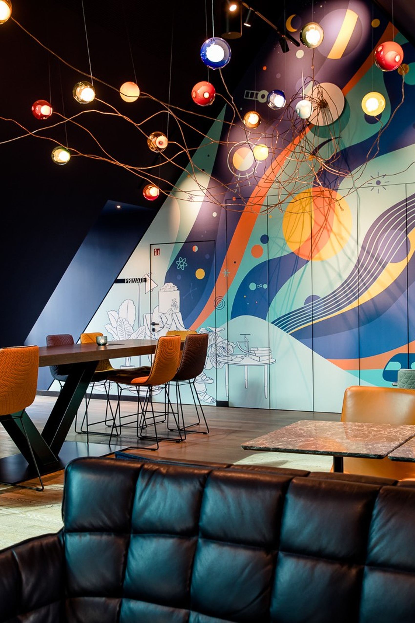 Hotel Ulm Motel One Frühstückbereich mit Tischen und Stühlen