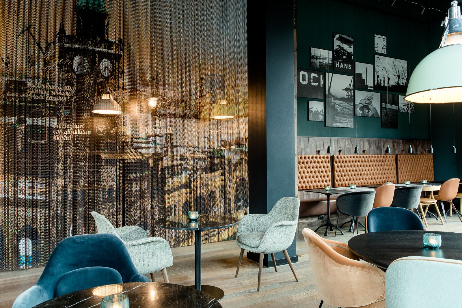 Hotel Hamburg Fleetinsel Motel One helle Lounge mit mehreren Tischen und Stühlen