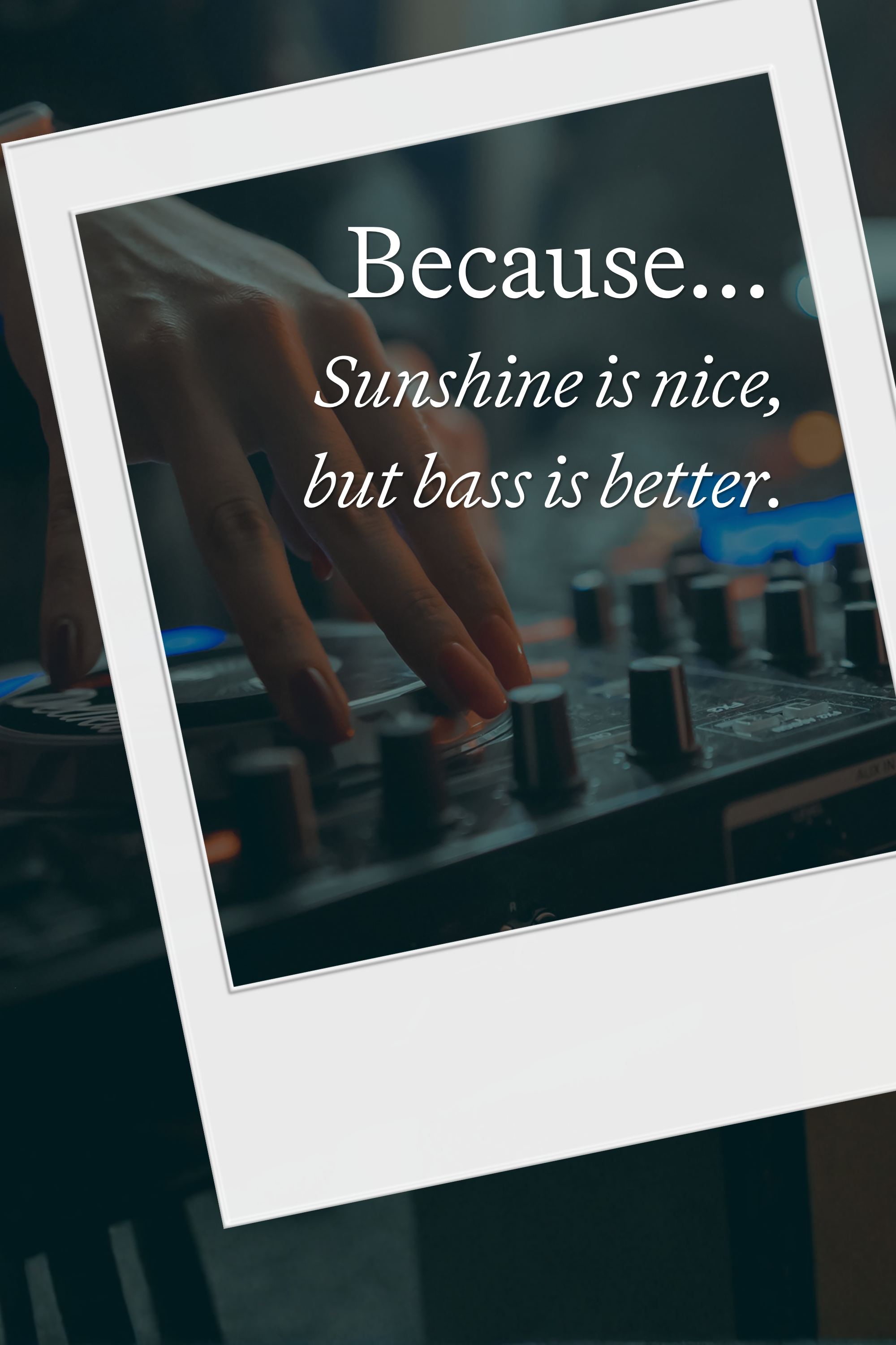 Hand, die an einem Mischpult Musik steuert. Text betont, dass Bassmusik dem Sonnenschein vorgezogen wird. Atmosphäre vermittelt Leidenschaft für Klang und Musikgenuss.