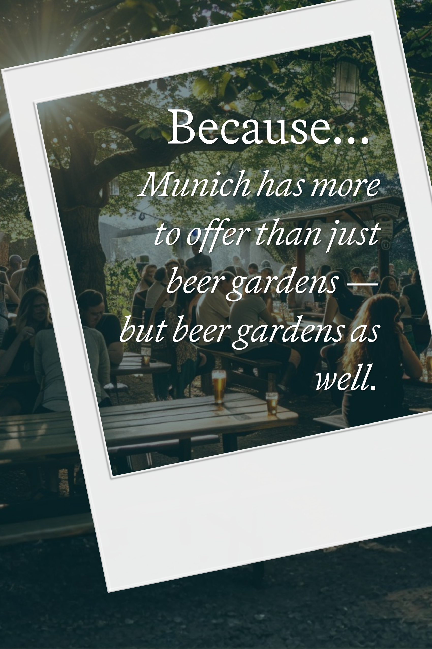 Stimmungsvolle Aufnahme eines belebten Biergartens im Freien mit schattenspendenden Bäumen und entspannten Gästen, die Getränke genießen – symbolisiert Münchens vielfältiges Angebot über Biergärten hinaus.