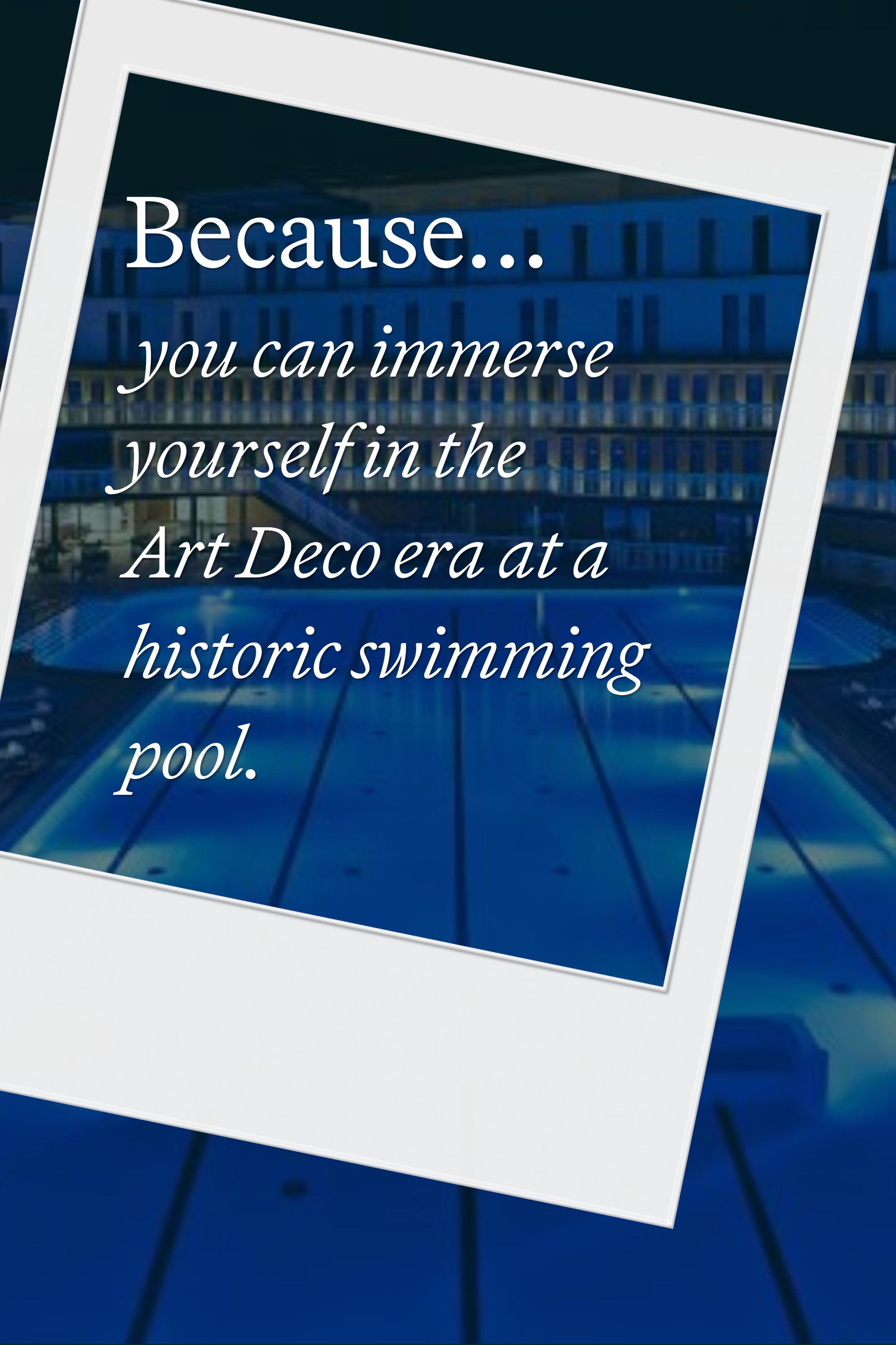 Text auf einem Foto über einem beleuchteten Art-Déco-Schwimmbad bei Nacht mit Hinweis auf das historische Ambiente und die Eintauchmöglichkeit in die Art-Déco-Ära.