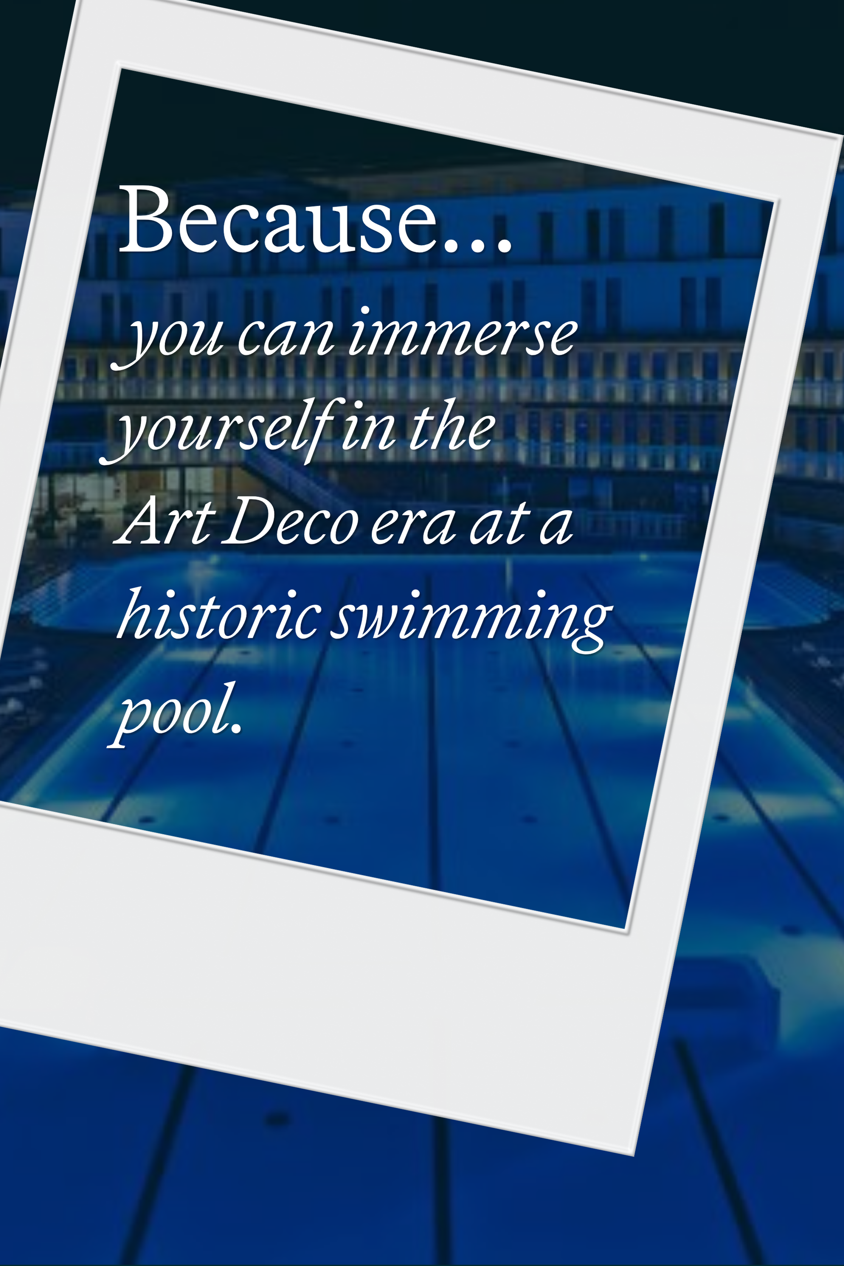 Text auf einem Foto über einem beleuchteten Art-Déco-Schwimmbad bei Nacht mit Hinweis auf das historische Ambiente und die Eintauchmöglichkeit in die Art-Déco-Ära.