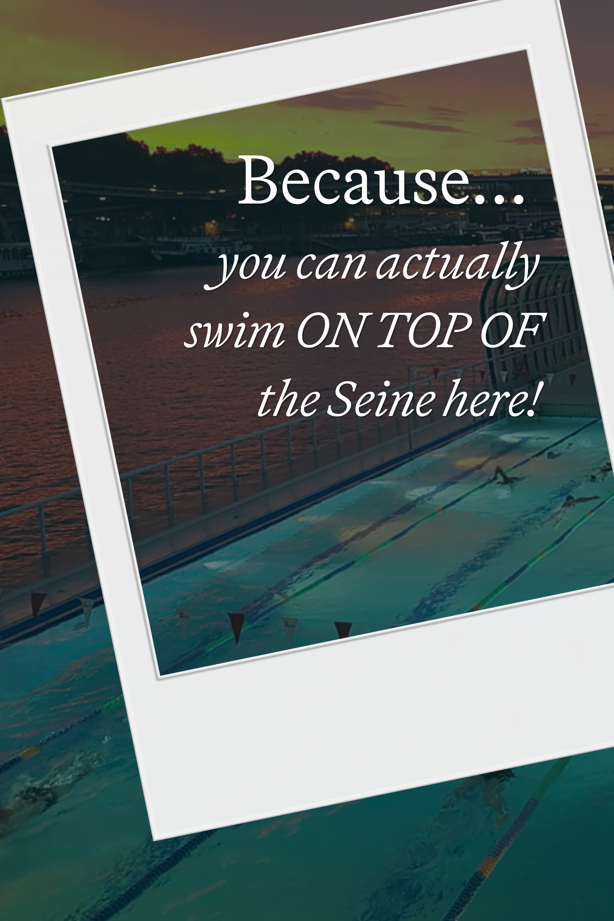 Foto mit Text über einem Schwimmbecken neben der Seine bei Sonnenuntergang, der das Schwimmen direkt auf dem Flussbeton hervorhebt.