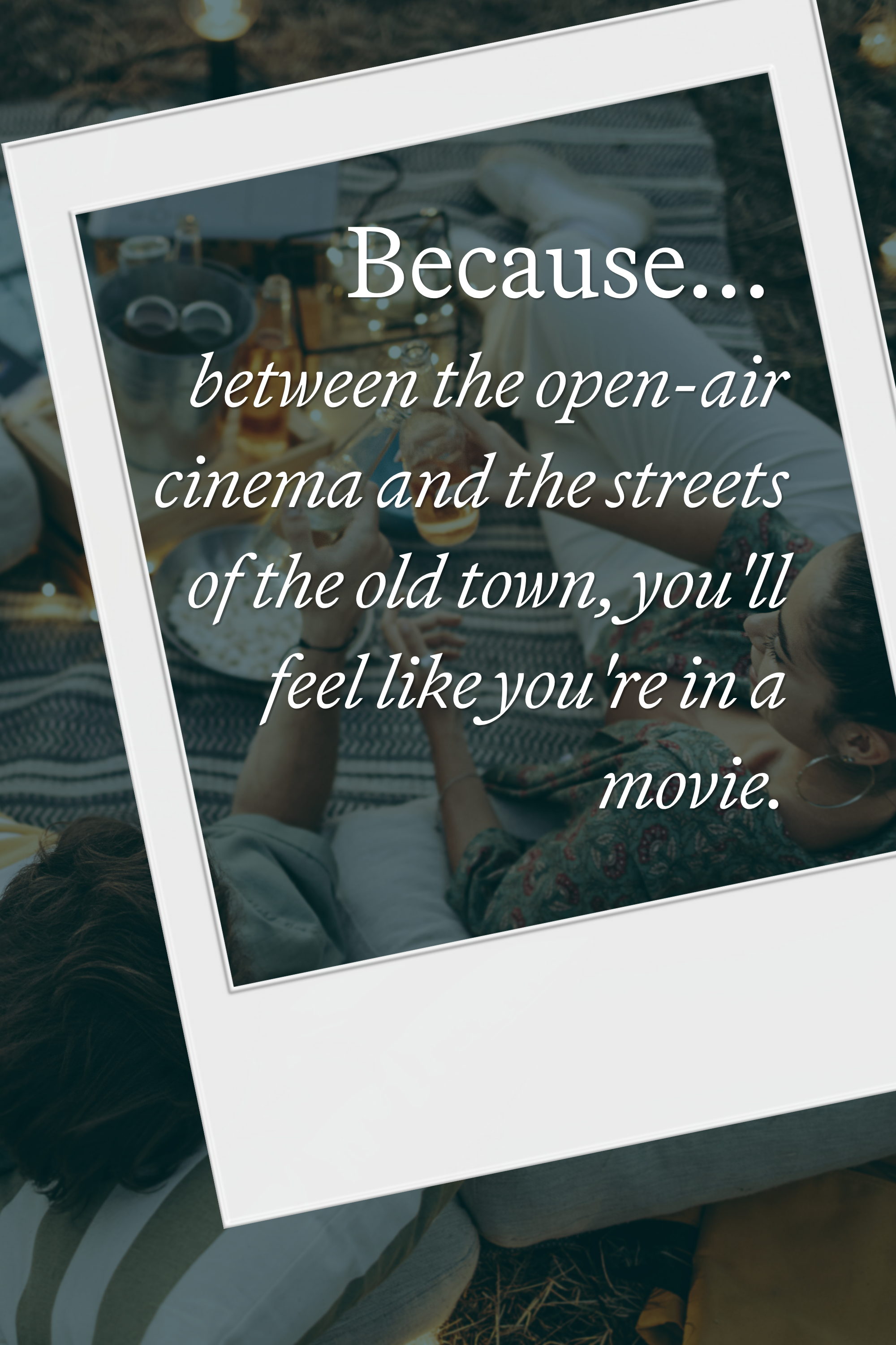 Foto mit Text: Zwischen Open-Air-Kino und den Straßen der Altstadt fühlt man sich wie in einem Film, eingefangen in einer entspannten, authentischen Atmosphäre. Foto mit Text: Zwischen Open-Air-Kino und den Straßen der Altstadt fühlt man sich wie in einem Film, eingefangen in einer entspannten, authentischen Atmosphäre.