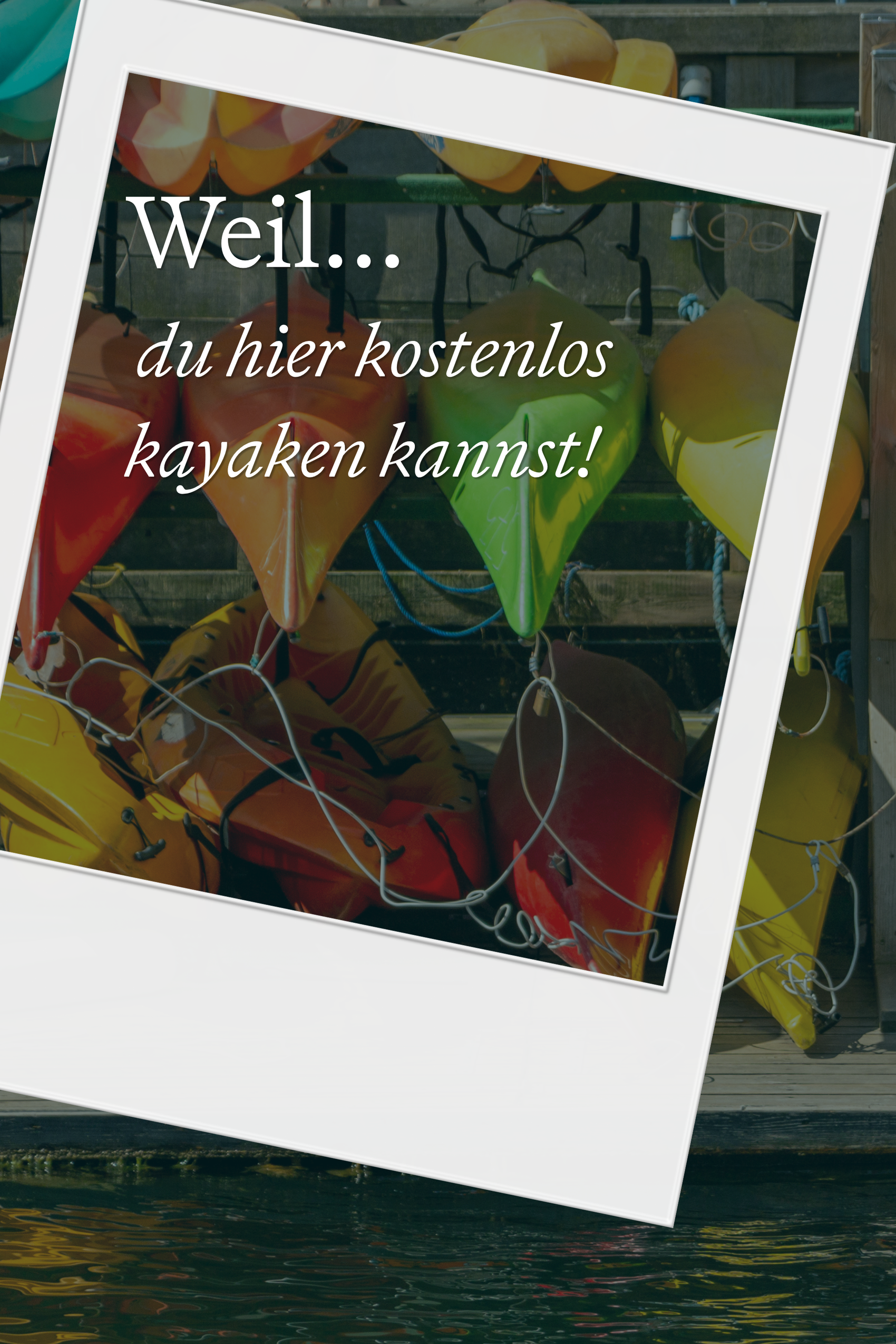 Mehrere bunte Kajaks hängen aufgereiht an einer Wand über dem Wasser. Text: "Weil du hier kostenlos kayaken kannst!