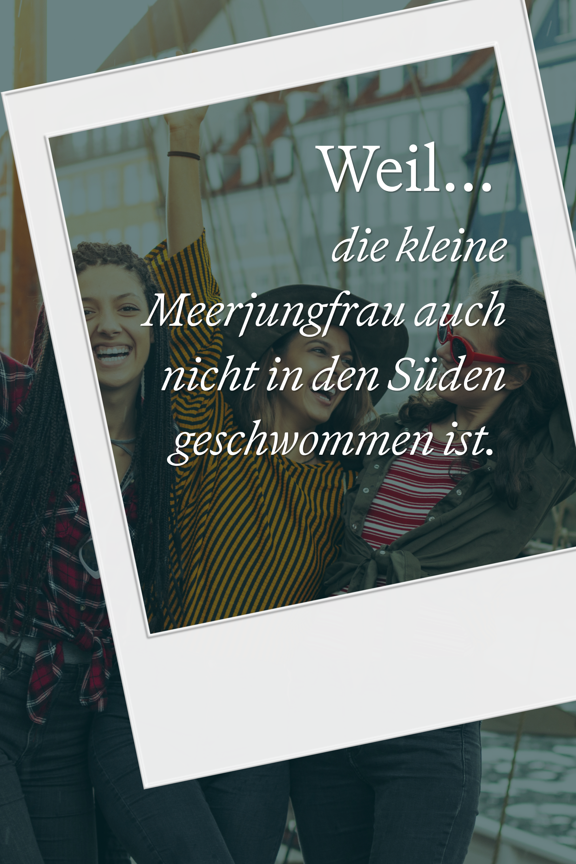 Text: „Weil... die kleine Meerjungfrau auch nicht in den Süden geschwommen ist.“ Hintergrund zeigt fröhliche junge Menschen, die zusammen Spaß haben. Aussage betont Lust auf Urlaub im Süden. Text: „Weil... die kleine Meerjungfrau auch nicht in den Süden geschwommen ist.“ Hintergrund zeigt fröhliche junge Menschen, die zusammen Spaß haben. Aussage betont Lust auf Urlaub im Süden.