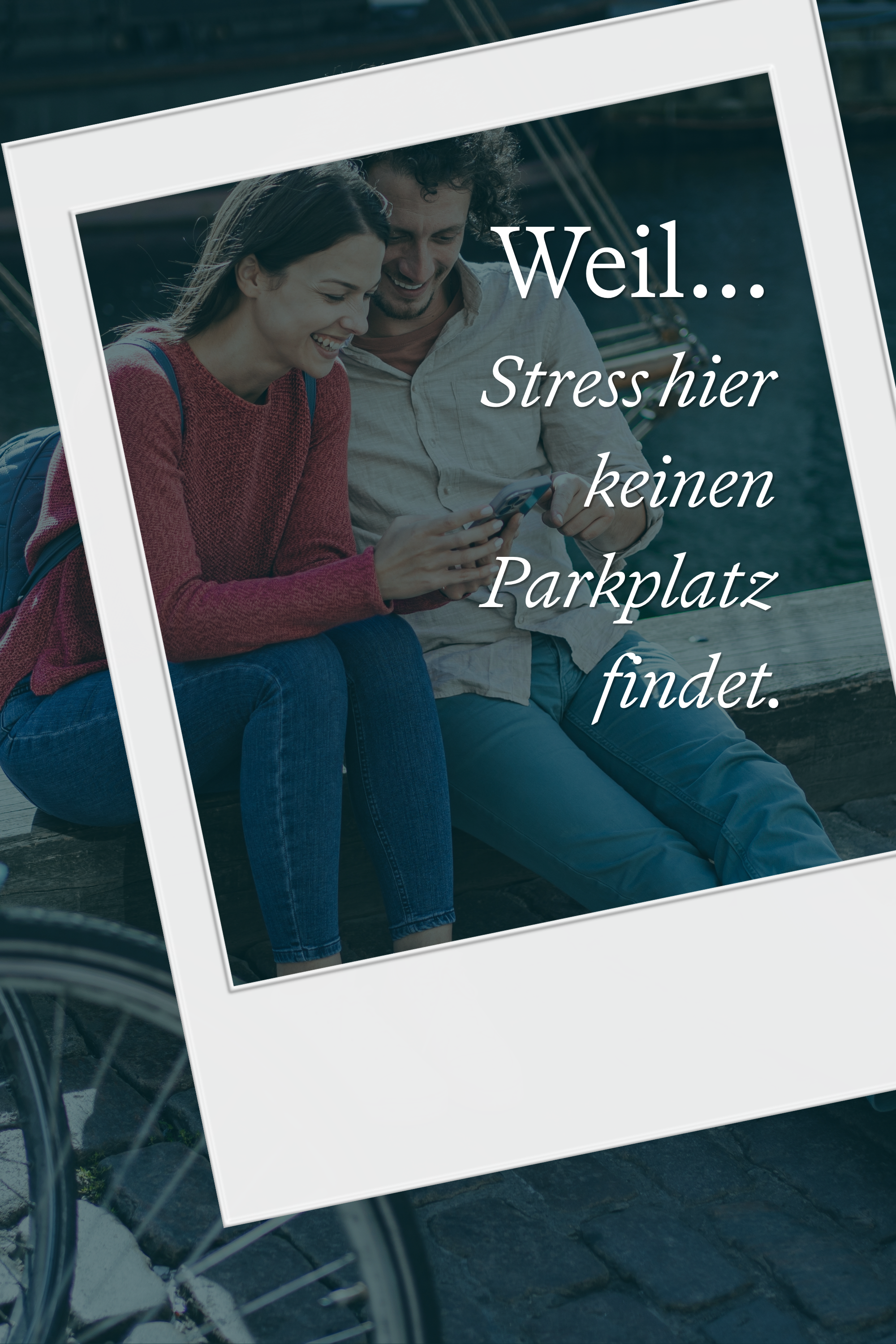 Junges Paar sitzt entspannt draußen, lächelt und schaut gemeinsam auf ein Handy. Text betont stressfreie Parkplatzsuche, vermittelt Ruhe und Komfort.