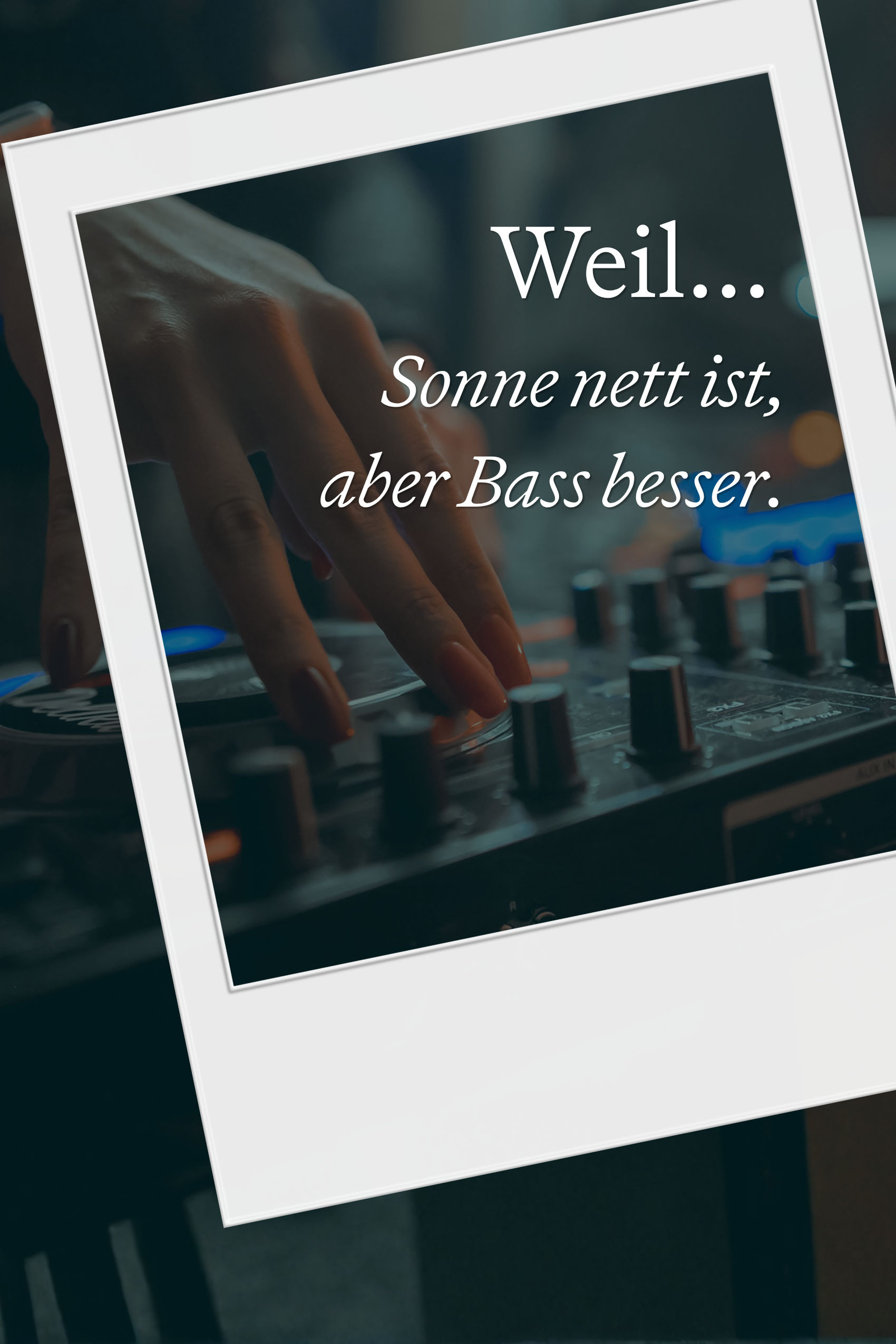 Hand, die an einem DJ-Mischpult die Regler einstellt, mit dem Text „Weil... Sonne nett ist, aber Bass besser.“ Der Fokus liegt auf Musik und Stimmungsqualität.