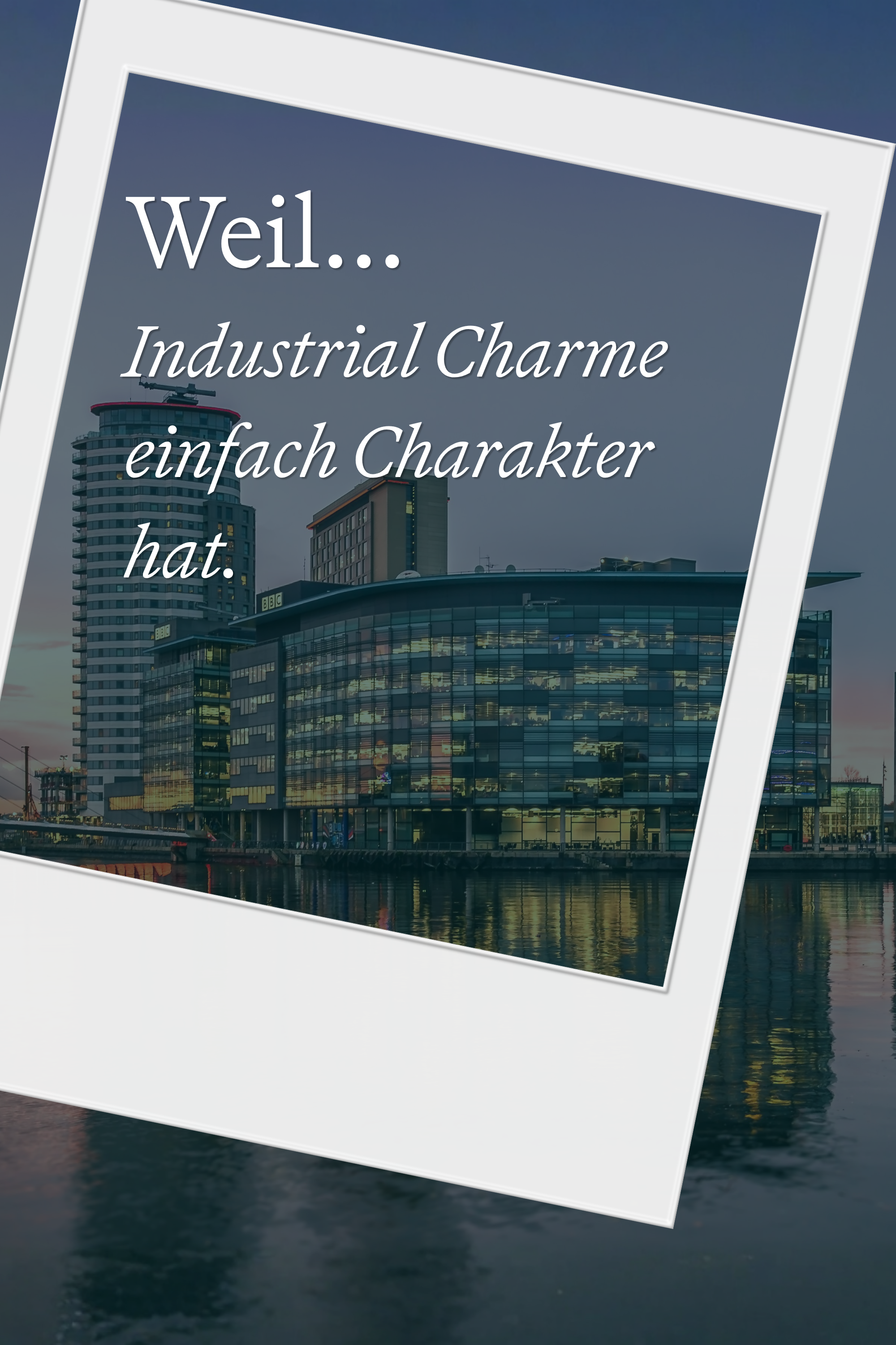 Abendliche Hafenansicht moderner Bürogebäude mit Glasfassaden, die das Wasser spiegeln, eingefasst von einem Polaroid-Rahmen mit Text: „Weil... Industrial Charme einfach Charakter hat.“
