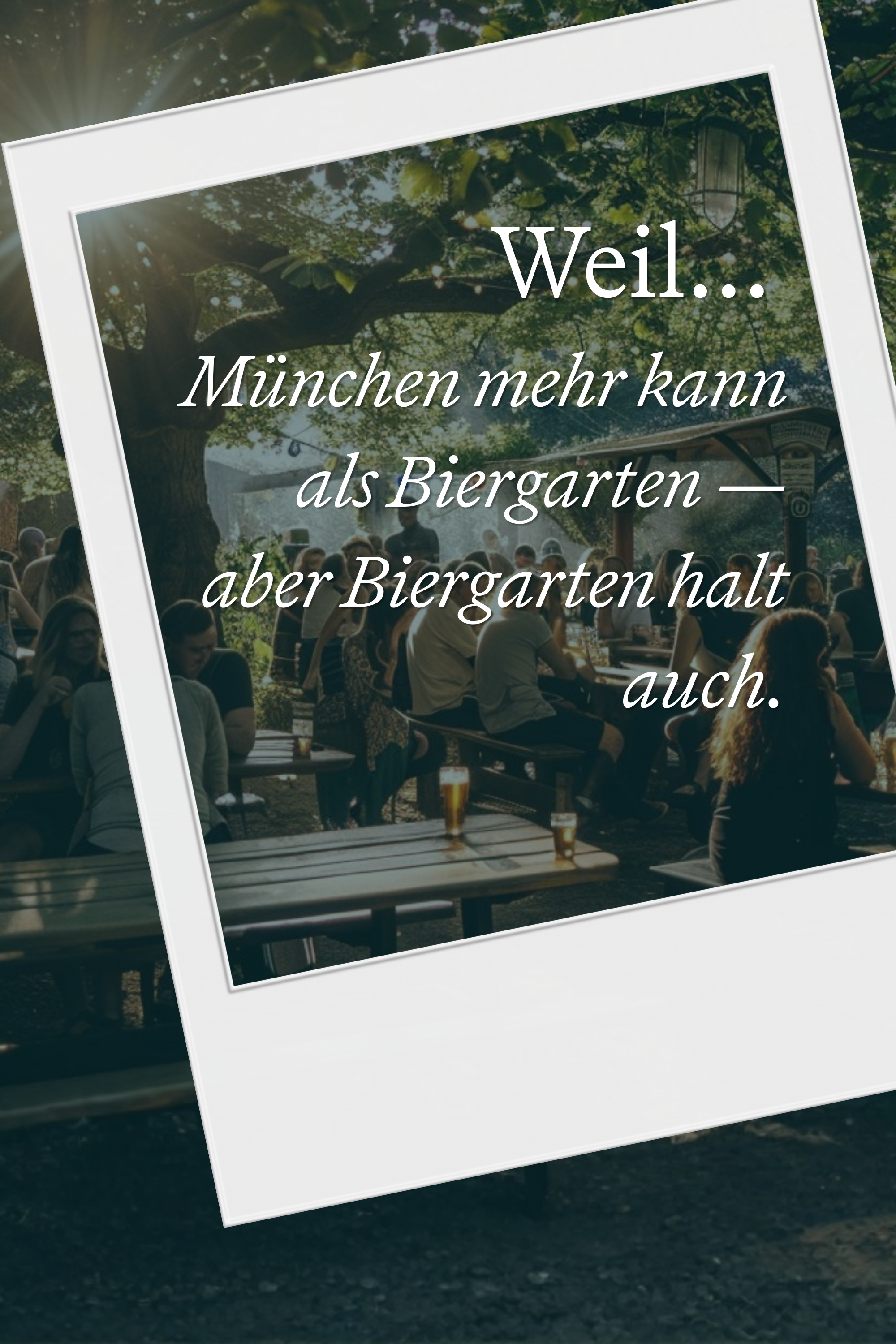 Bild zeigt einem belebten Biergarten in München mit Menschen, die an Holztischen sitzen und Getränke genießen. Text betont Münchens vielfältige Angebote über Biergärten hinaus, doch Biergärten bleiben ein wichtiger Teil der Stadtkultur.
