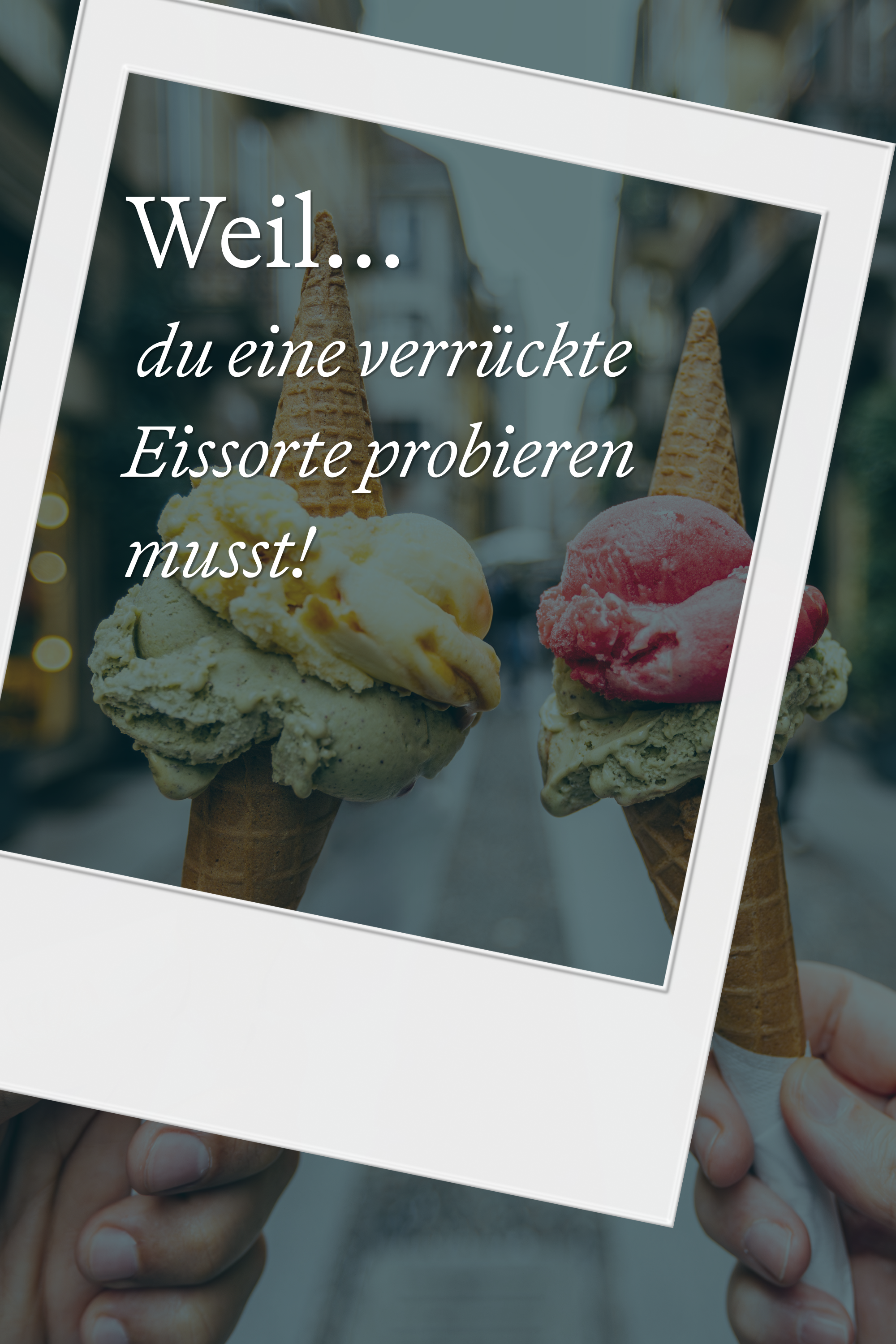 Zwei Eistüten mit verschiedenen, bunten Eissorten werden präsentiert. Text fordert dazu auf, eine ausgefallene Eissorte zu probieren.