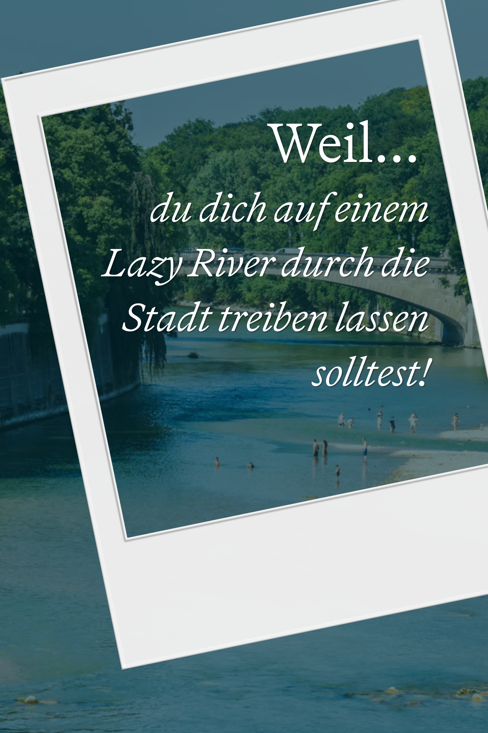 Fluss mit klarem Wasser, umgeben von grünen Bäumen, mit Menschen, die im Wasser stehen und entspannen, darunter Text, der das Treibenlassen auf einem Lazy River durch die Stadt empfiehlt.