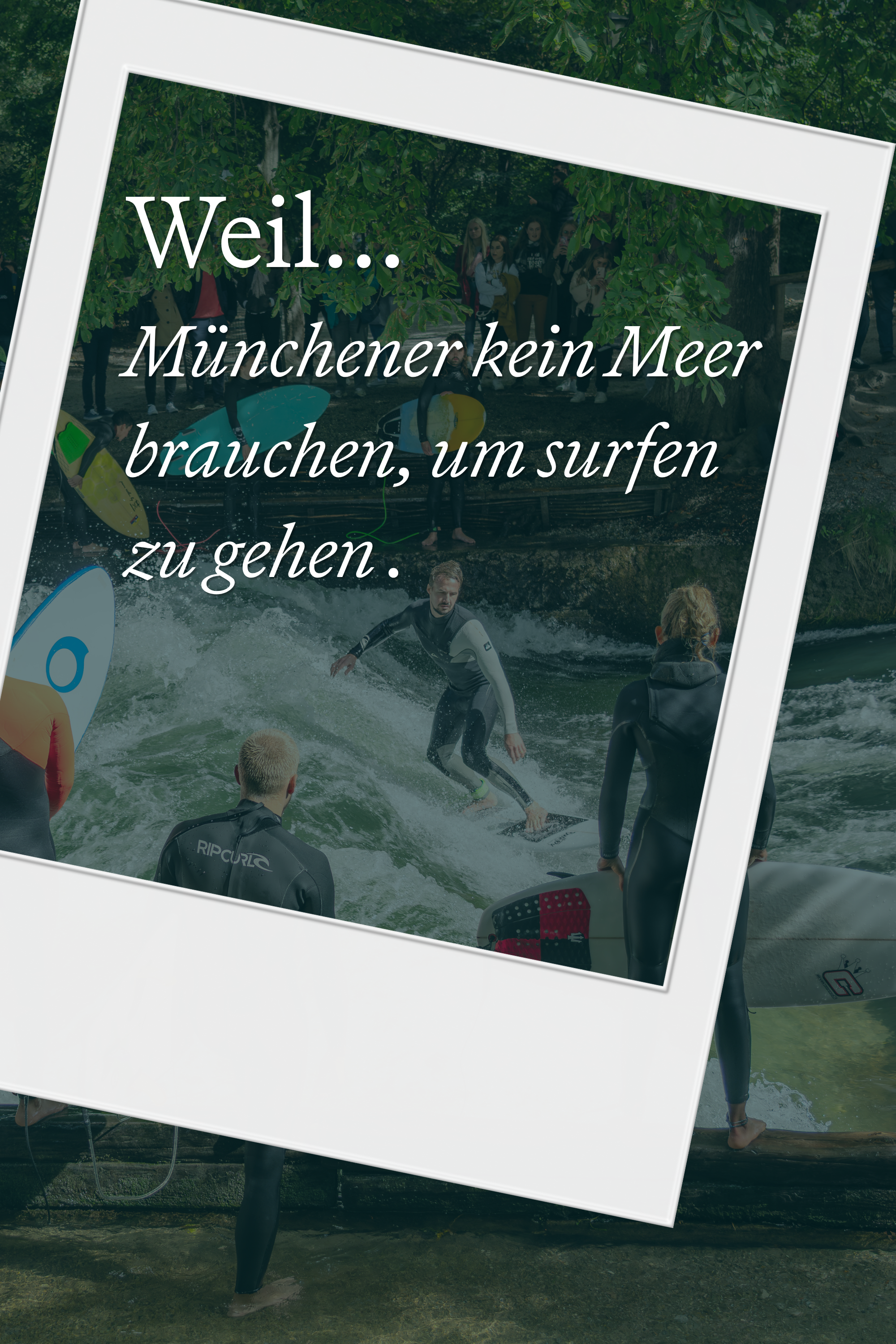 Menschen surfen auf einer stehenden Flusswelle in München. Text: „Weil Münchener kein Meer brauchen, um surfen zu gehen.“ Naturnahe Aktivität mitten in der Stadt, ideal für Wassersportfans ohne Meereszugang. Menschen surfen auf einer stehenden Flusswelle in München. Text: „Weil Münchener kein Meer brauchen, um surfen zu gehen.“ Naturnahe Aktivität mitten in der Stadt, ideal für Wassersportfans ohne Meereszugang.