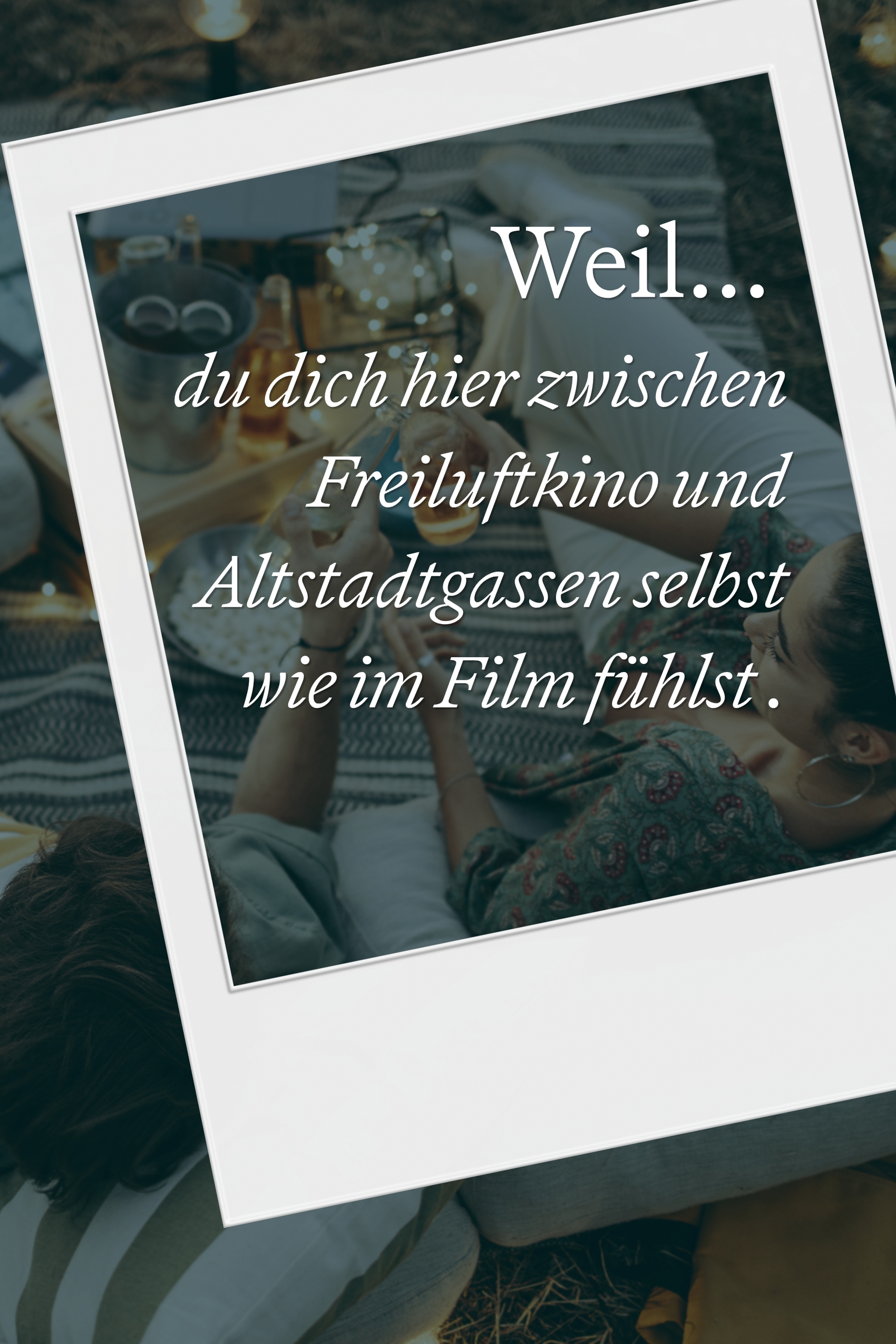 Zwei Personen liegen entspannt auf einer Picknickdecke mit Snacks und Getränken, darüber Text: „Weil du dich hier zwischen Freiluftkino und Altstadtgassen selbst wie im Film fühlst.“ Die Stimmung ist gemütlich und filmisch romantisch.