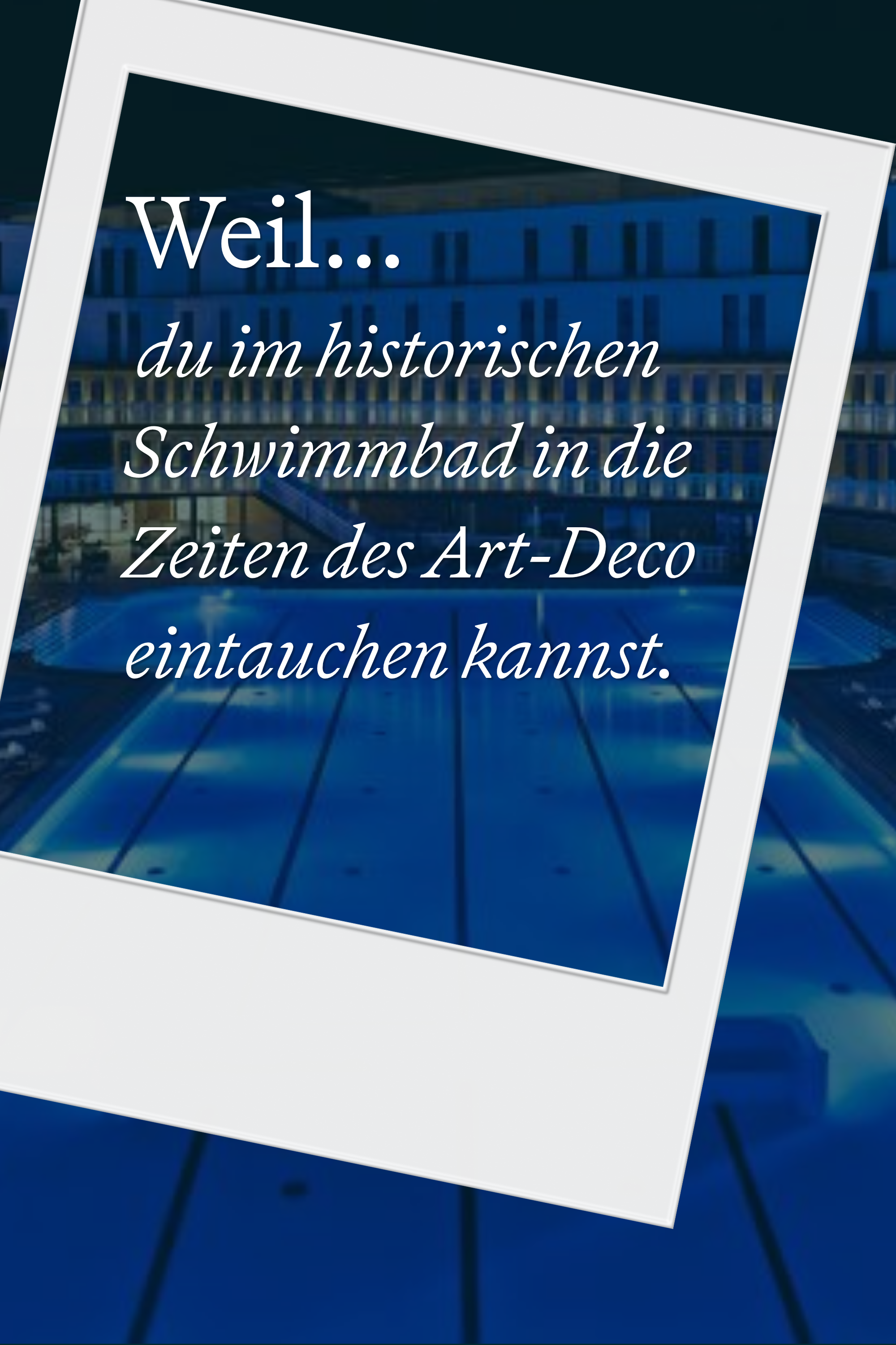 Historisches Schwimmbad im Art-Déco-Stil bei Abendbeleuchtung, das zum Eintauchen in vergangene Zeiten einlädt.