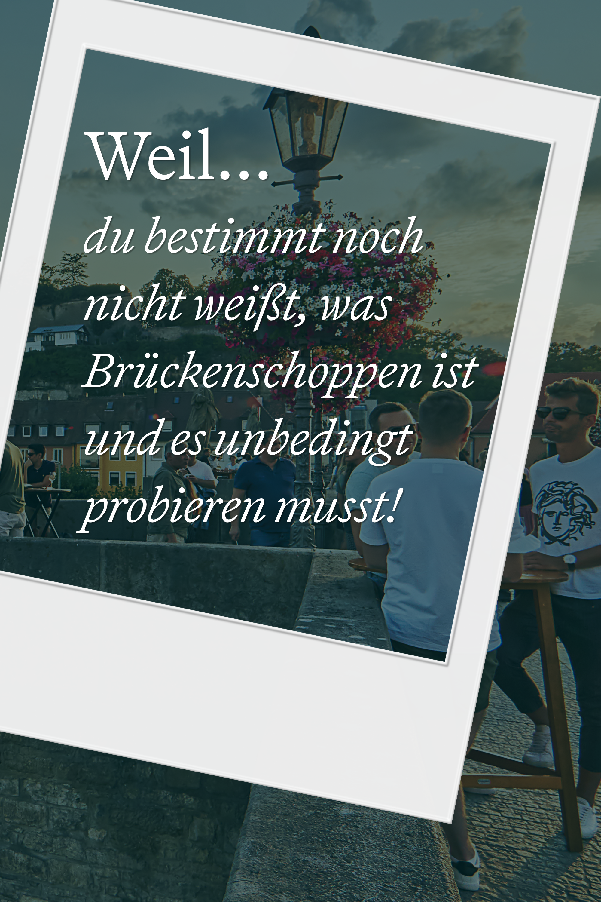 Text auf Bild: „Weil... du bestimmt noch nicht weißt, was Brückenshoppen ist und es unbedingt probieren musst!“ Vor einem historischen Fluss mit Brücke und Menschen, die entspannt an der Reling stehen und sich unterhalten.