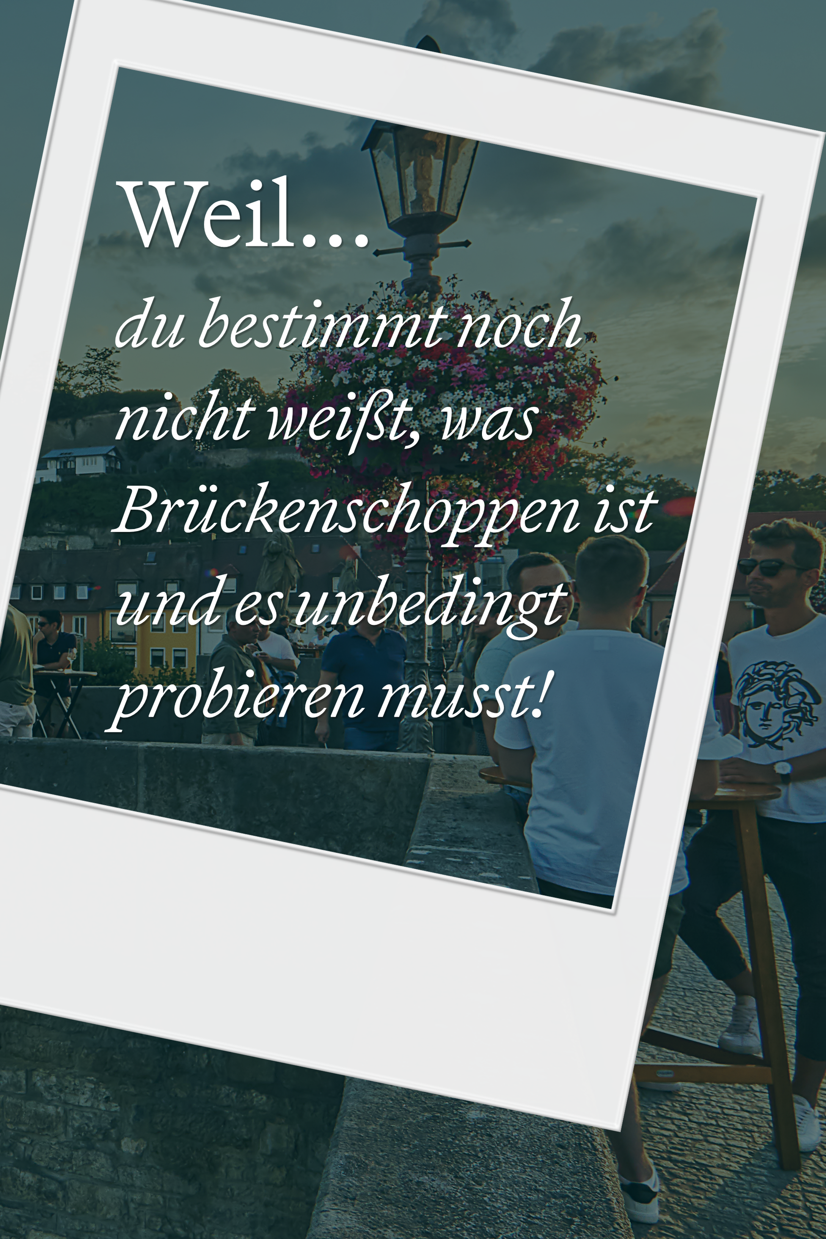 Text auf Bild: „Weil... du bestimmt noch nicht weißt, was Brückenshoppen ist und es unbedingt probieren musst!“ Vor einem historischen Fluss mit Brücke und Menschen, die entspannt an der Reling stehen und sich unterhalten.