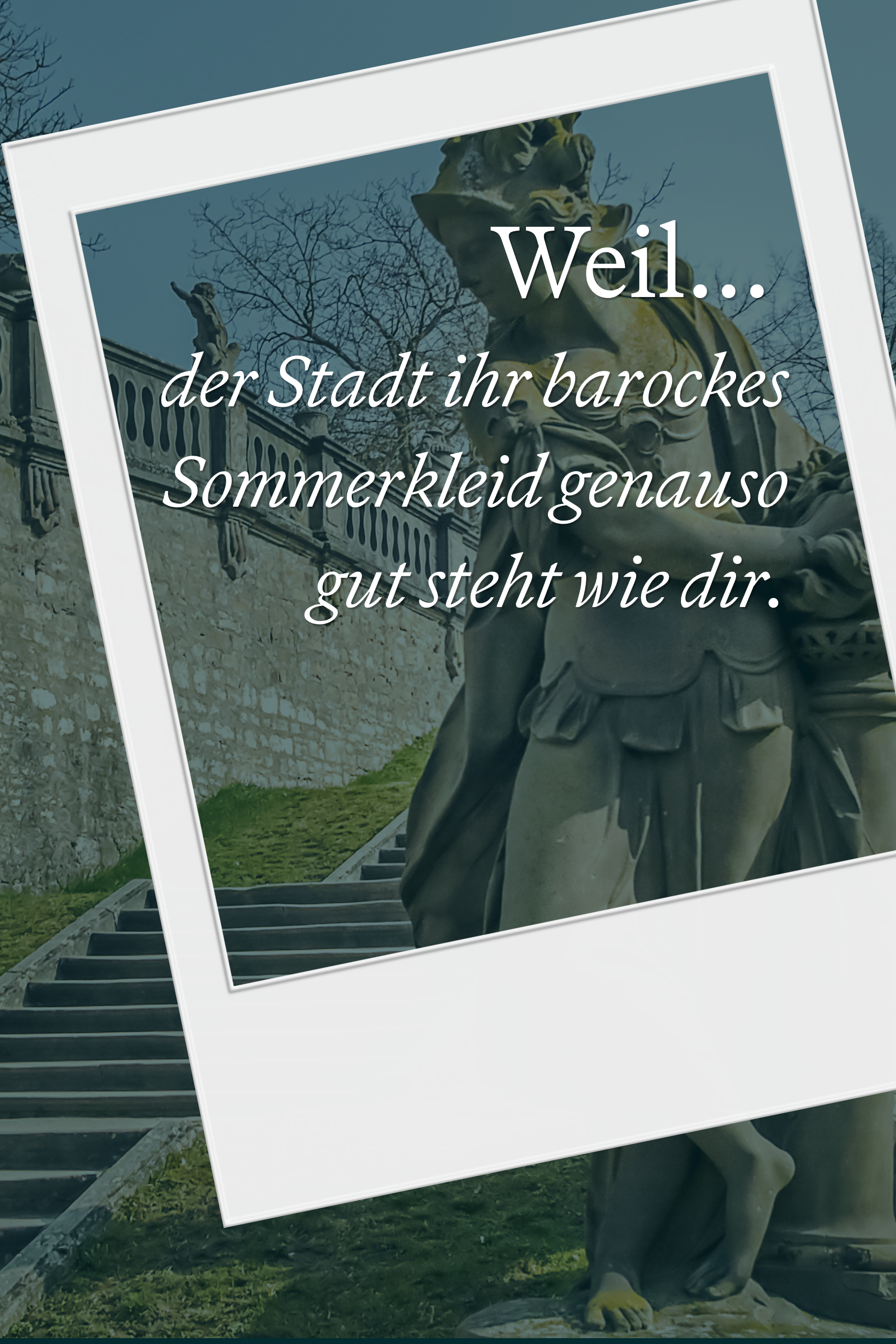 Polaroid-Foto einer barocken Statue vor einer historischen Stadtmauer, mit dem Text: „Weil… der Stadt ihr barockes Sommerkleid genauso gut steht wie dir.“ Einladend für Reisende, die Kultur und historische Architektur schätzen.