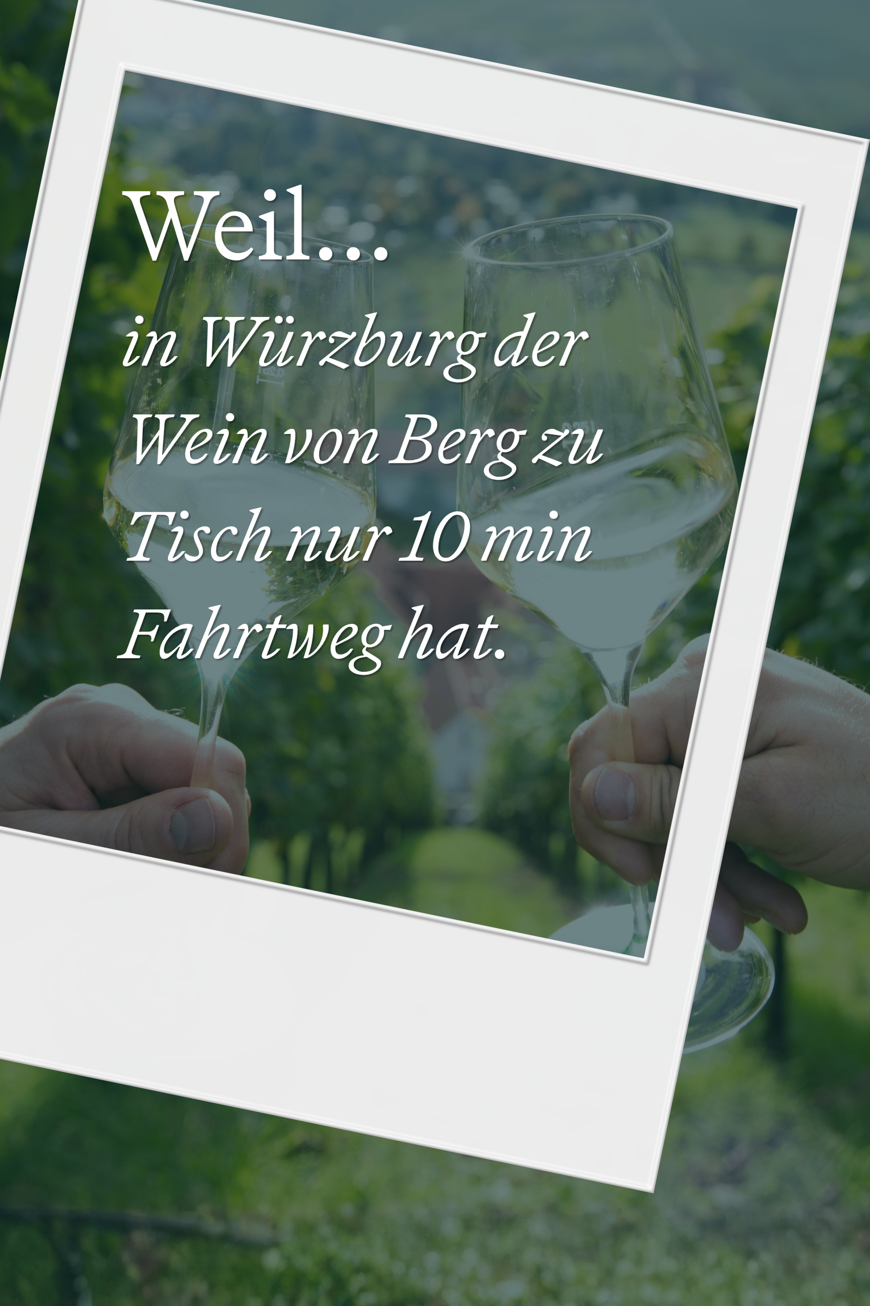 Zwei Personen stoßen mit Wein an, im Hintergrund Weinberge. Text betont kurze Fahrzeit von 10 Minuten zum Weingenuss in Würzburg.