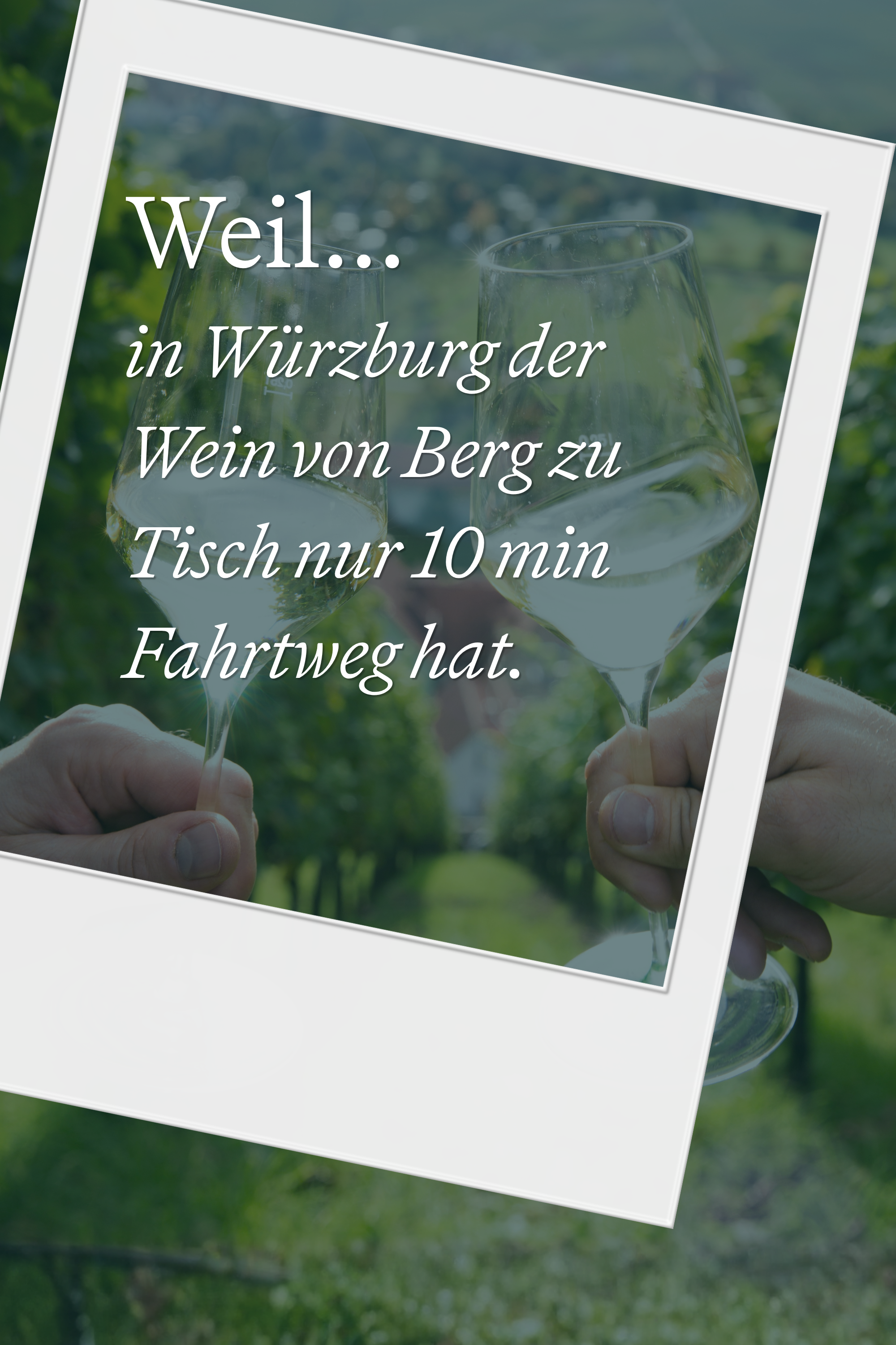 Zwei Personen stoßen mit Wein an, im Hintergrund Weinberge. Text betont kurze Fahrzeit von 10 Minuten zum Weingenuss in Würzburg. Zwei Personen stoßen mit Wein an, im Hintergrund Weinberge. Text betont kurze Fahrzeit von 10 Minuten zum Weingenuss in Würzburg.