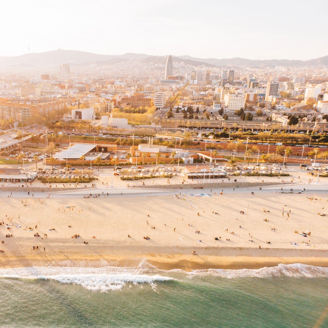  Motel One Strand in Barcelona mit Stadt im Hintergrund 