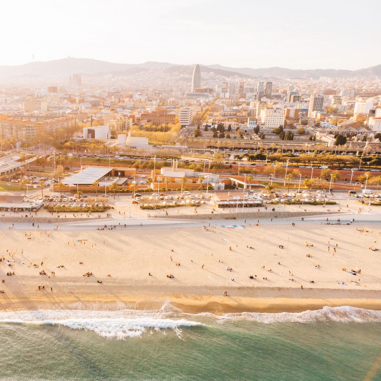 Motel One Strand in Barcelona mit Stadt im Hintergrund