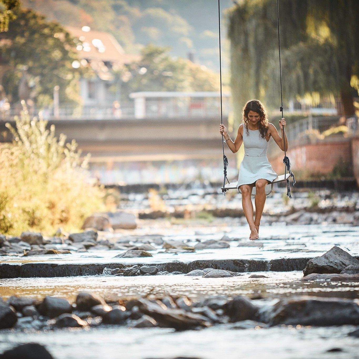Motel One Erfrischende Schaukel über einem Fluss in Freiburg
