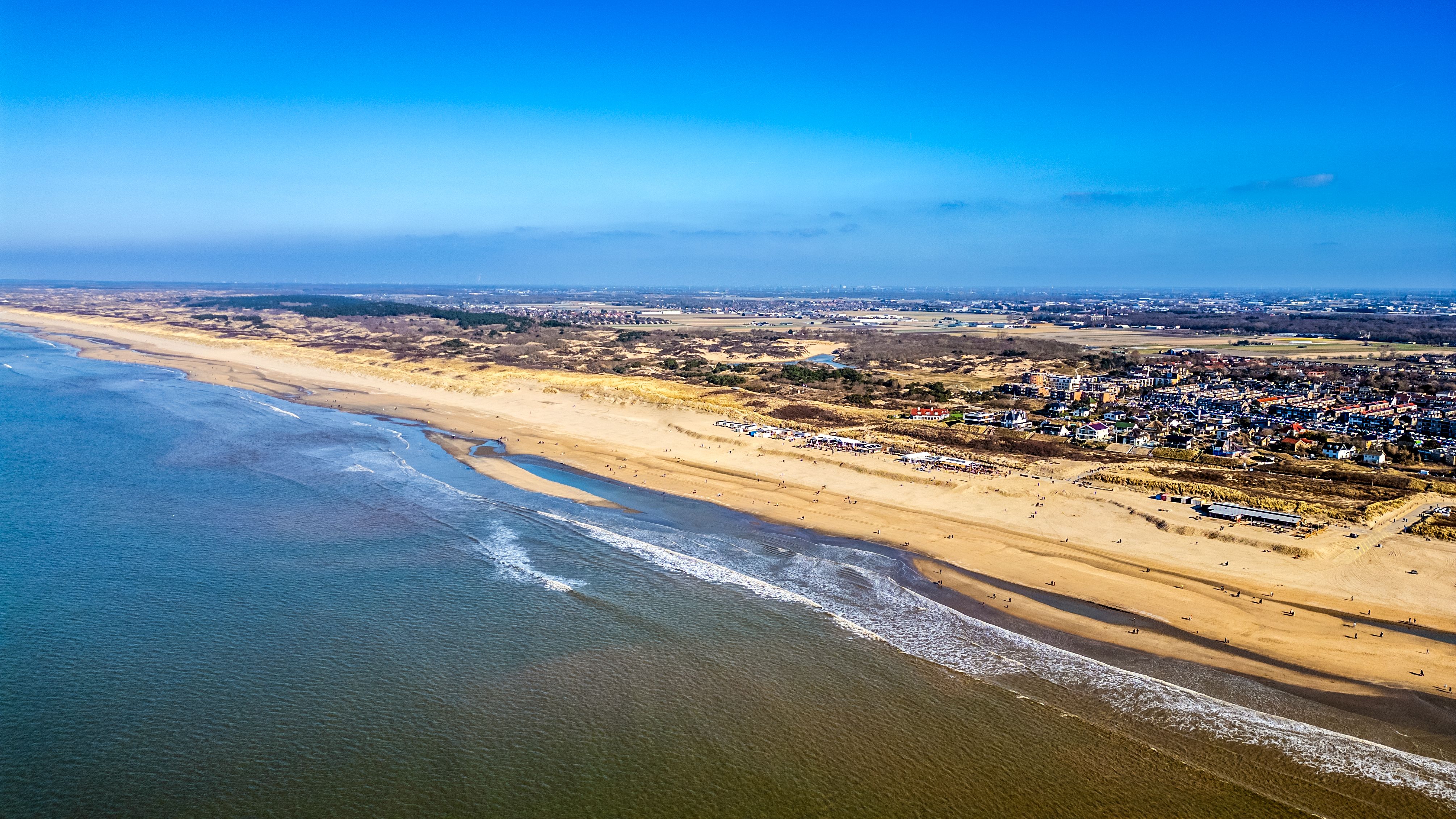 Motel One Luft Shot Strand und Stadt
