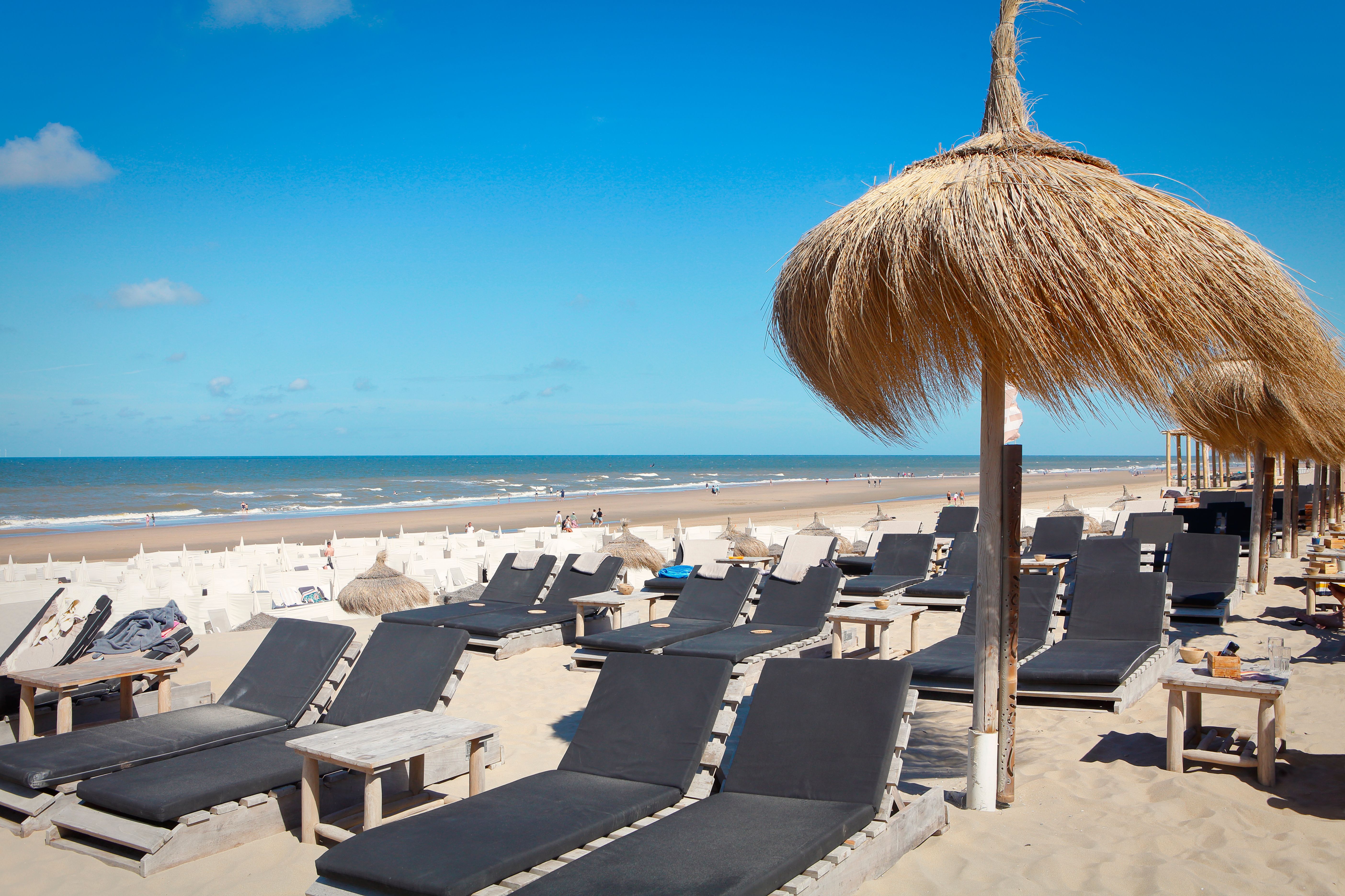 Motel One Noordwijk Strand mit Schirm und Liege