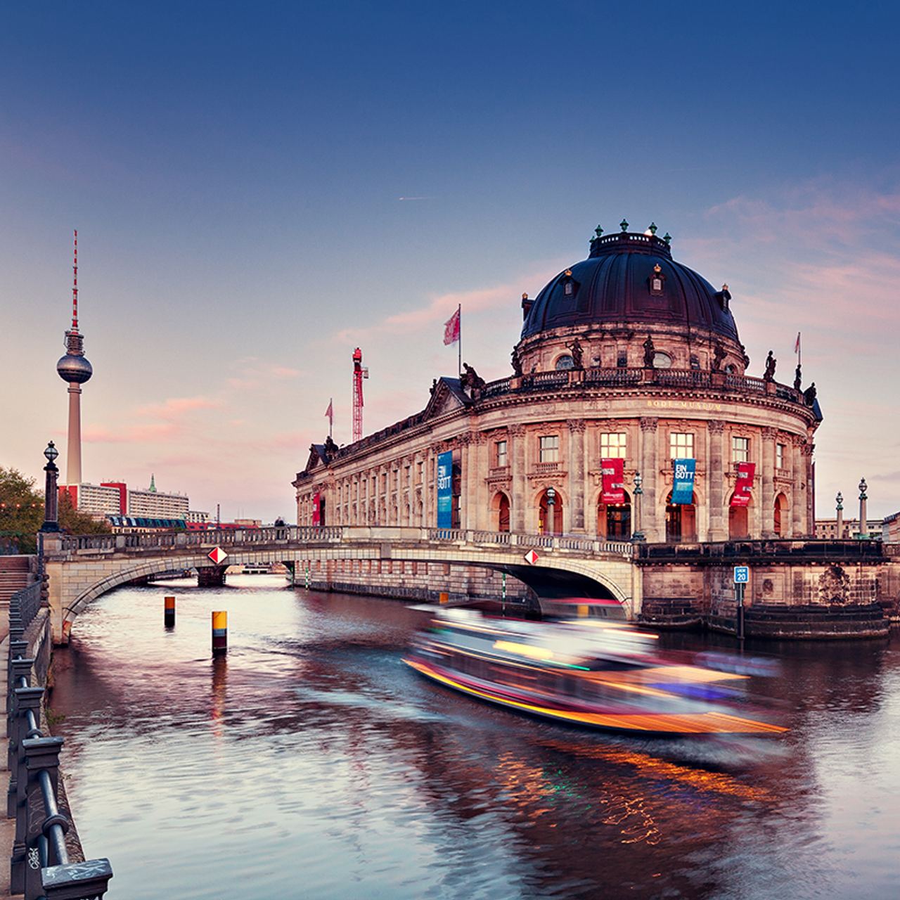 Motel One Boot auf einem See in Berlin mit einer Sehenswürdigkeit im Hintergrund