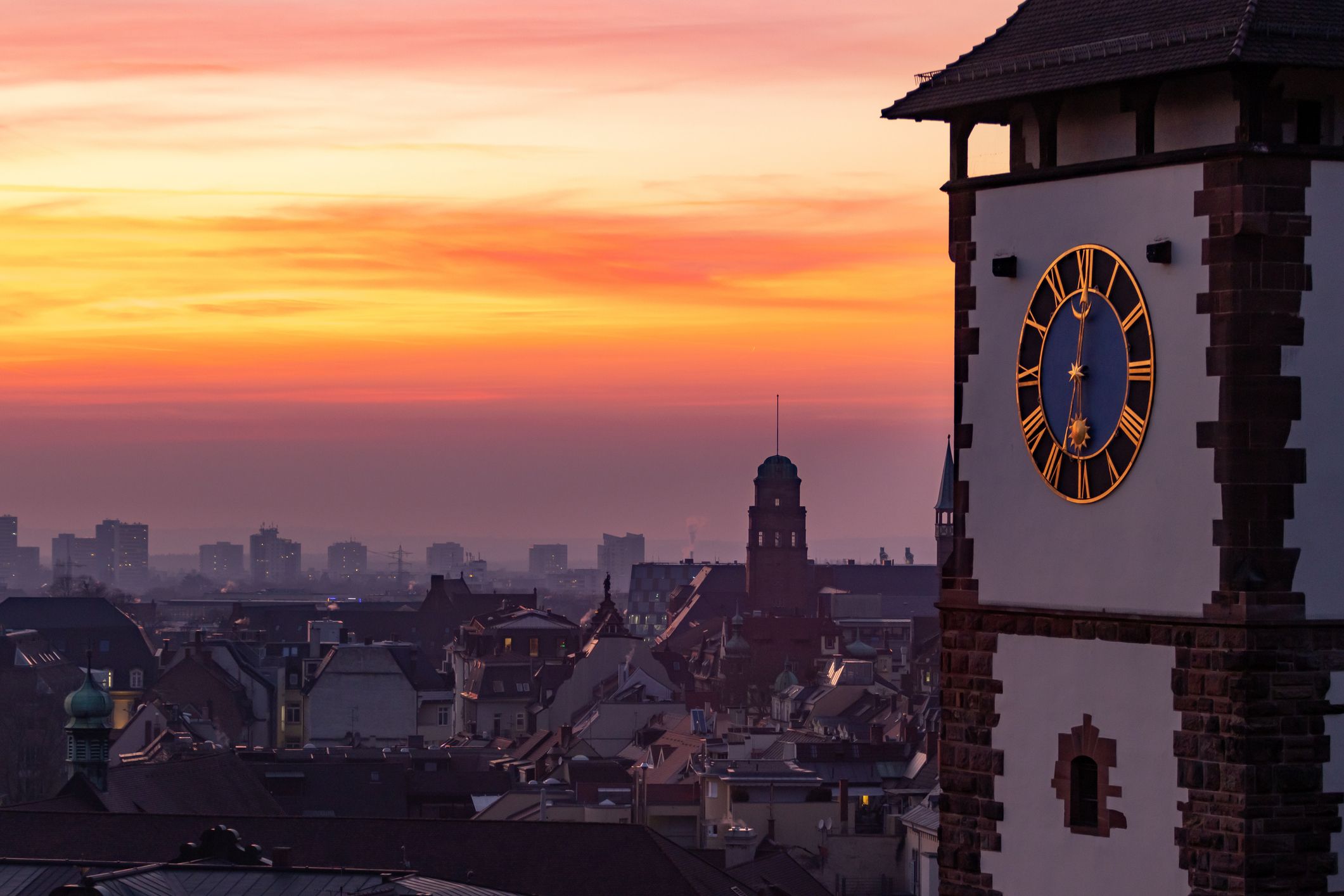 Motel One Freiburg im Breisgau Uhr Turm Sonnenuntergang 