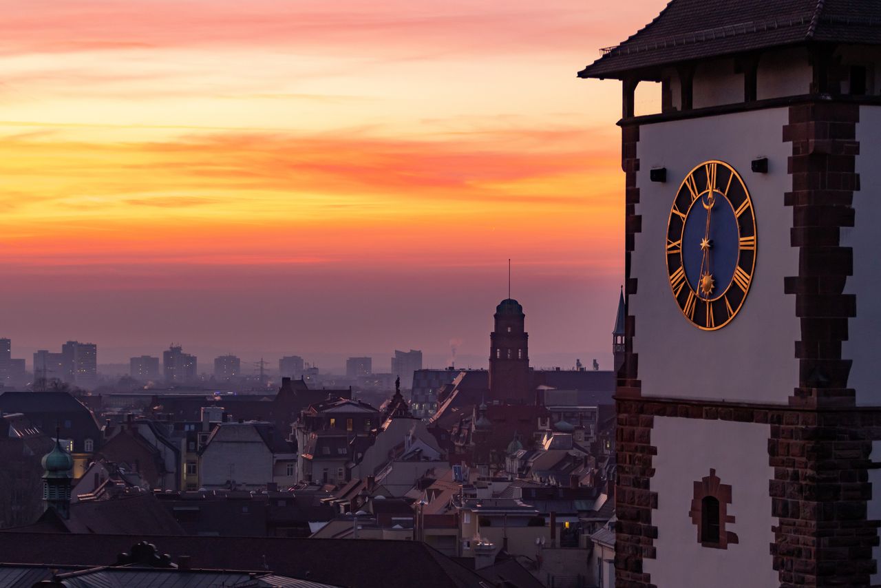 Motel One Freiburg im Breisgau Uhr Turm Sonnenuntergang