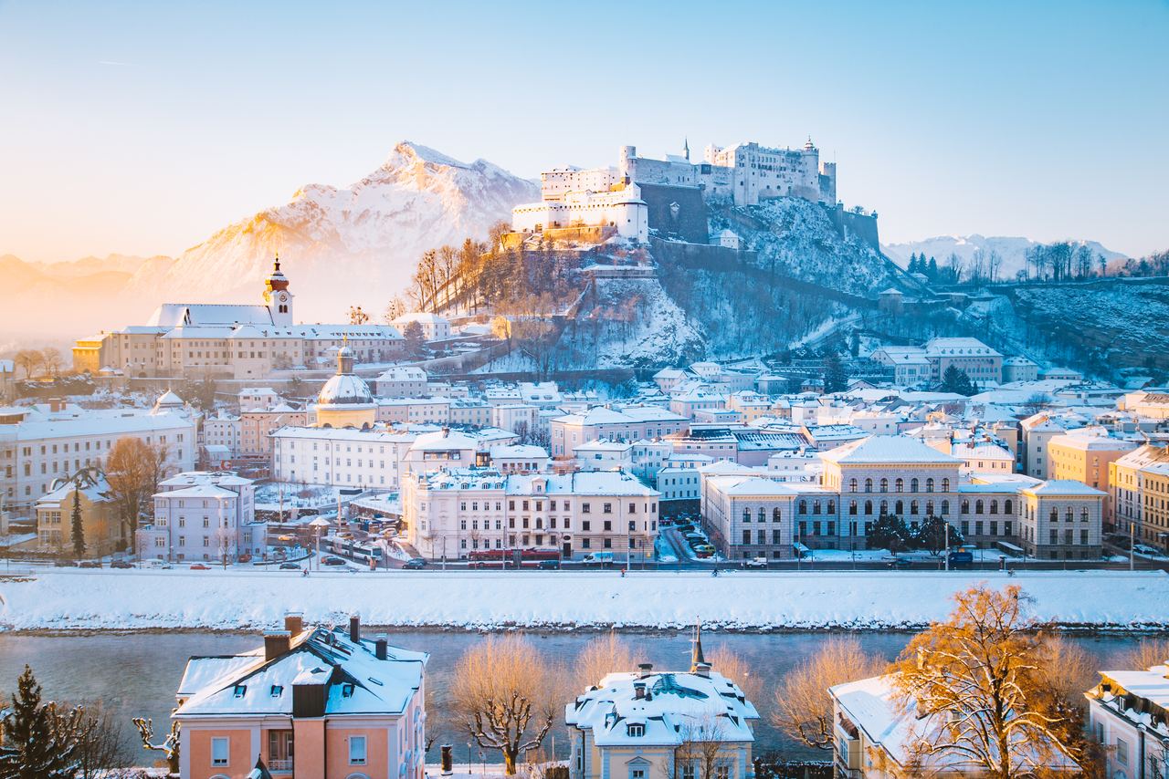 Motel One Salzburg Berge Winterland Fluss und Stadt