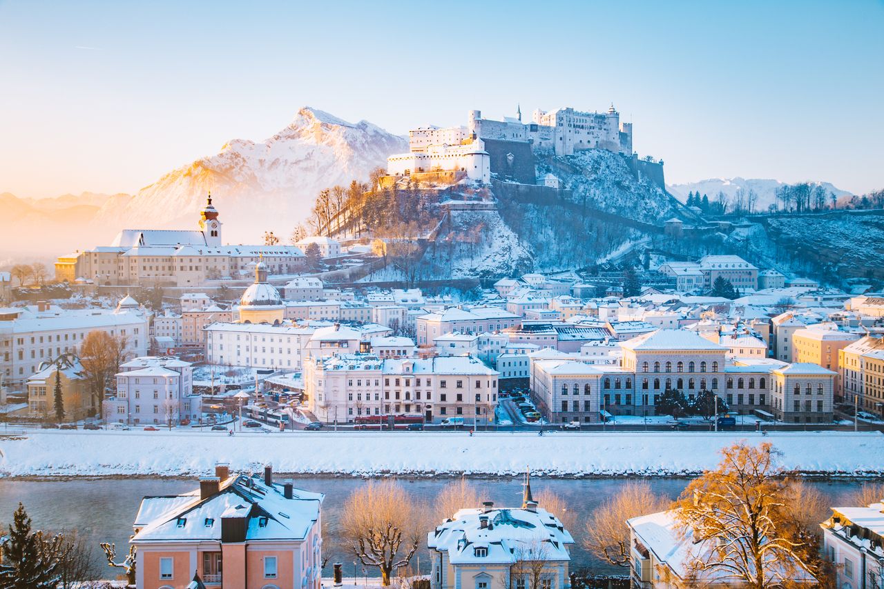 Motel One Salzburg Berge Winterland Fluss und Stadt