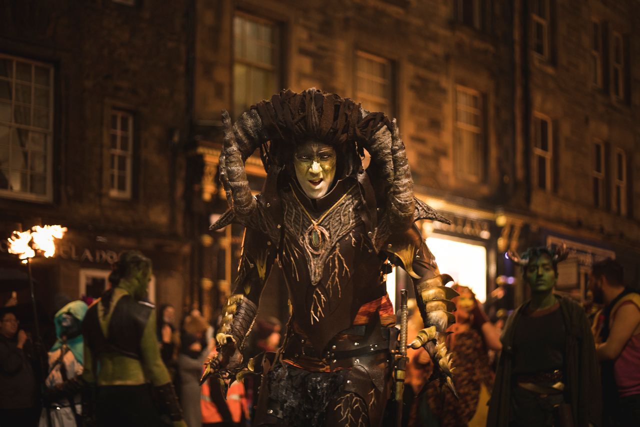 Beltane Artisten bei einer Feuer Show in Edinburgh zu Halloween